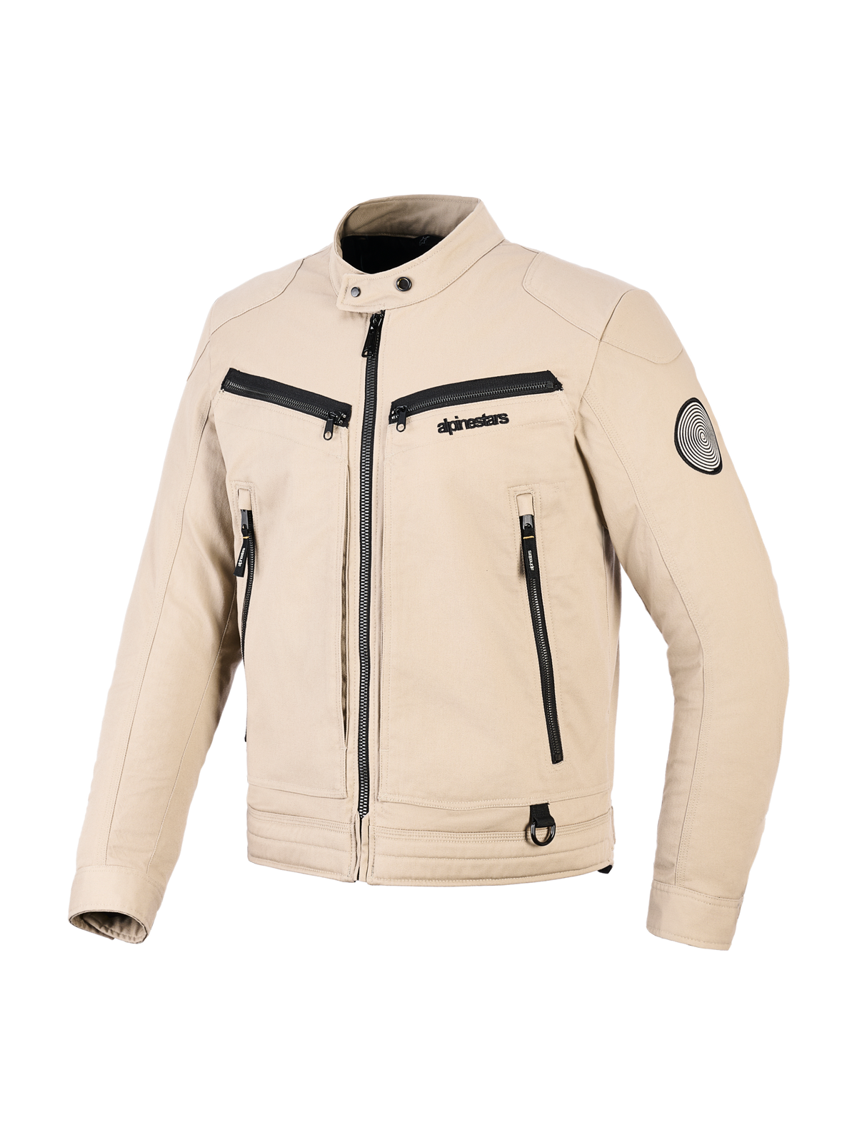 Alpinestars Bruiser Jacket, miejska kurtka motocyklowa, beżowa, konstrukcja tekstylna z czarnymi akcentami zamków, kołnierz na zatrzaski, liczne funkcjonalne kieszenie, okrągła naszywka z logo na rękawie, nowoczesny design inspirowany odzieżą roboczą