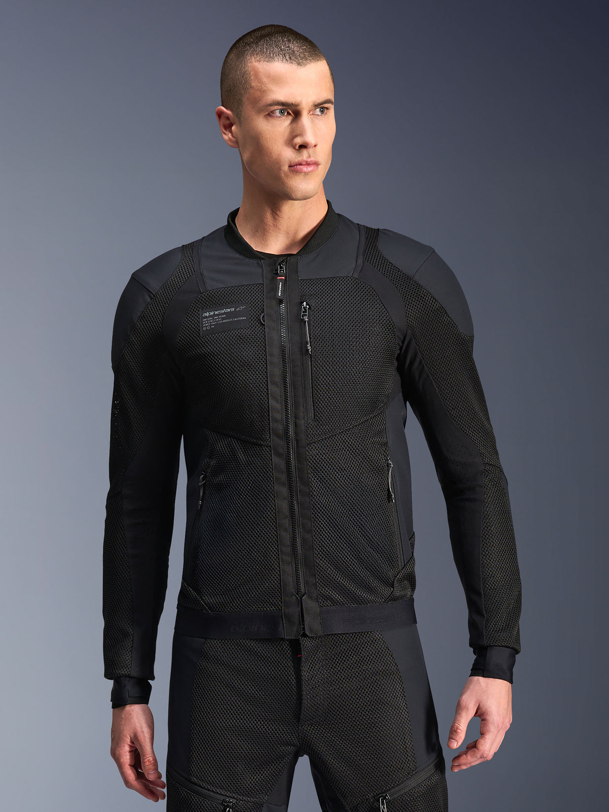 Alpinestars Troop-Air Pro Jacket, czarna motocyklowa kurtka mesh, męski model w pancernej kurtce o strukturze siatki 2D tech, przedni zamek błyskawiczny, kieszenie na zamek, techniczna odzież motocyklowa