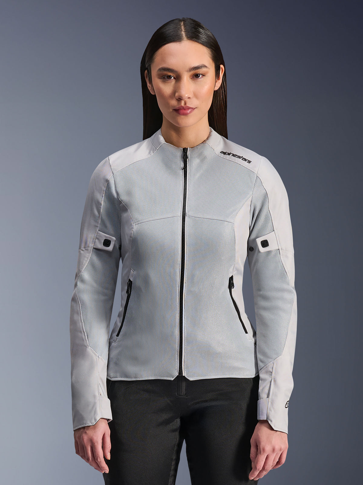 Alpinestars Stella C-1 Air Jacket, damska motocyklowa kurtka mesh, srebrna, z oddychającymi panelami z siatki technicznej i czarnymi zamkami, dopasowana letnia odzież motocyklowa prezentowana przez modelkę