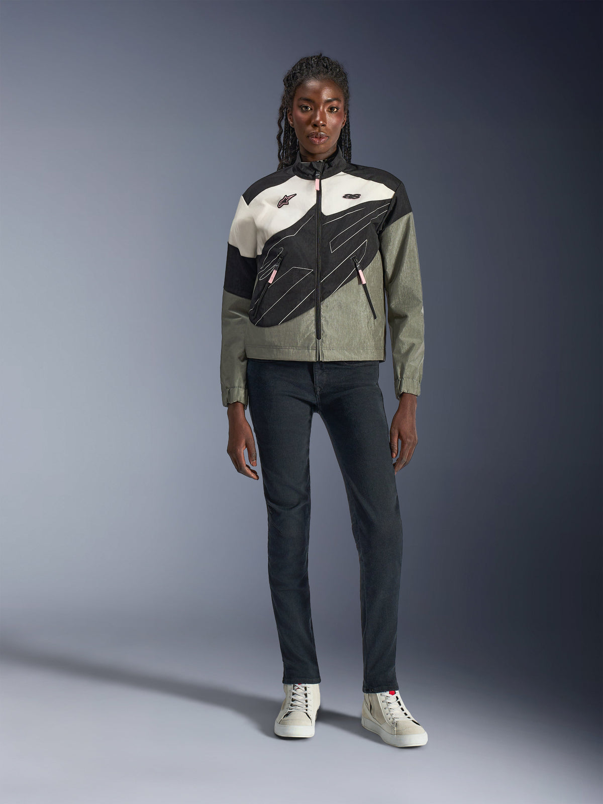 Kurtka Alpinestars Stella Moshell, damska miejska kurtka tekstylna, szaro-czarna z asymetryczną grafiką, na modelce.