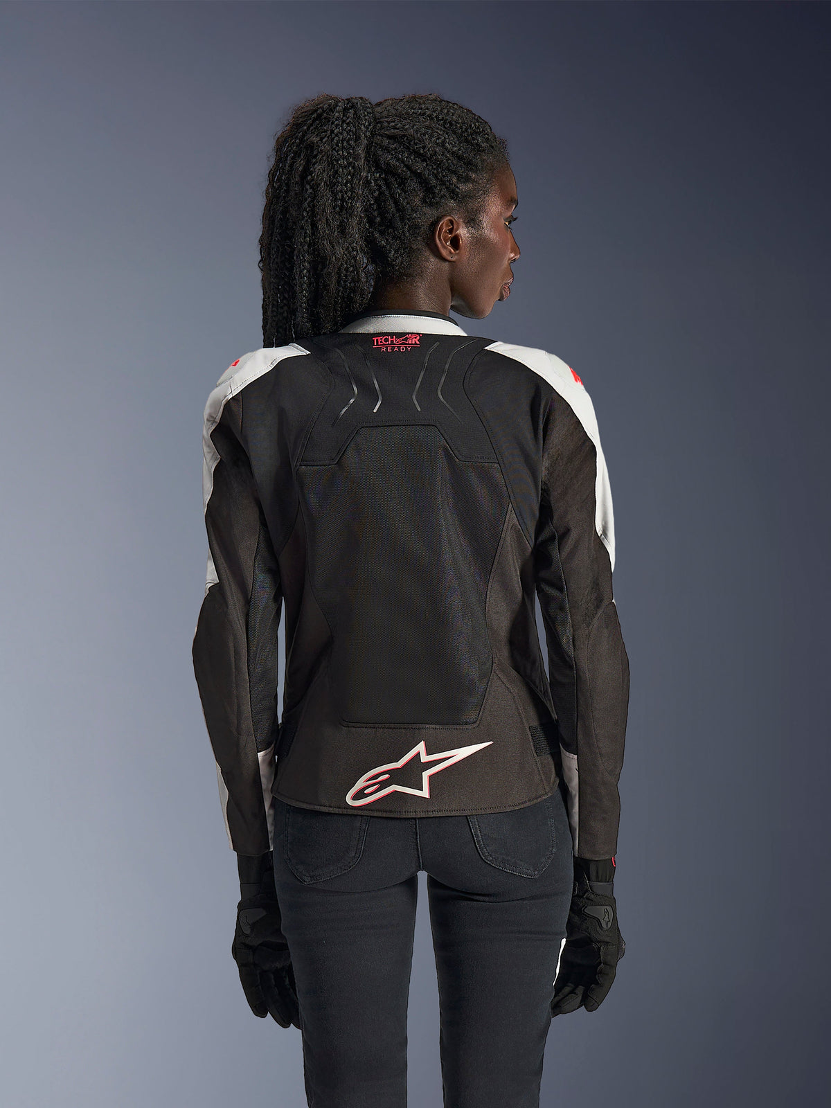 Kurtka Alpinestars Stella SMX Air, damska kurtka motocyklowa, kolor lodowoszary i czarny z akcentami Coral Fluo, widok z tyłu prezentujący branding Tech-Air Ready i białe logo Astar, siatkowa konstrukcja zapewniająca wysoką wentylację, sportowy krój