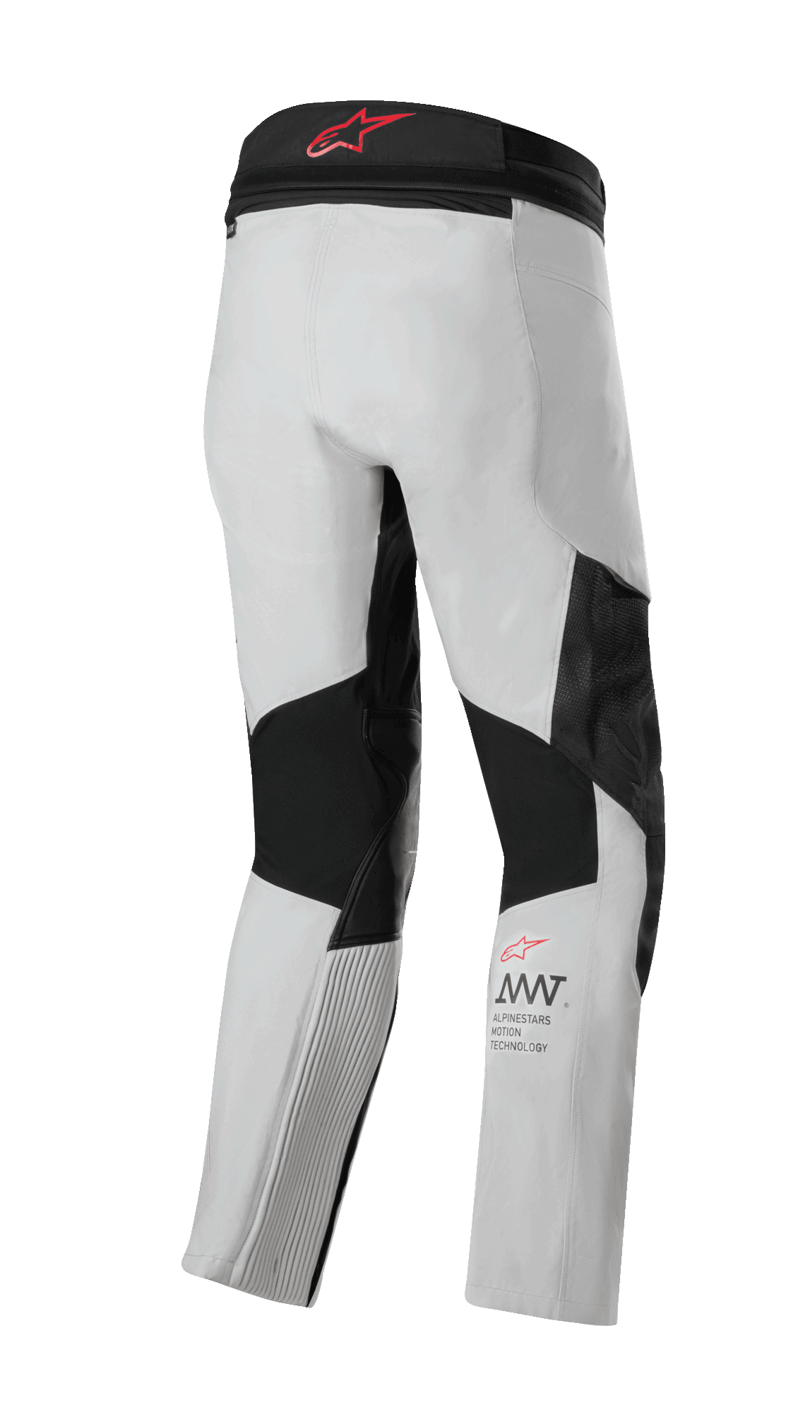 Alpinestars AMT 7 Air Pants, spodnie motocyklowe, kolory Tan i Dark Shadow, widok z tyłu z czarnymi elastycznymi panelami i wstawkami wentylacyjnymi, czerwone logo w pasie, branding AMT na dole nogawki, techniczna odzież adventure touring
