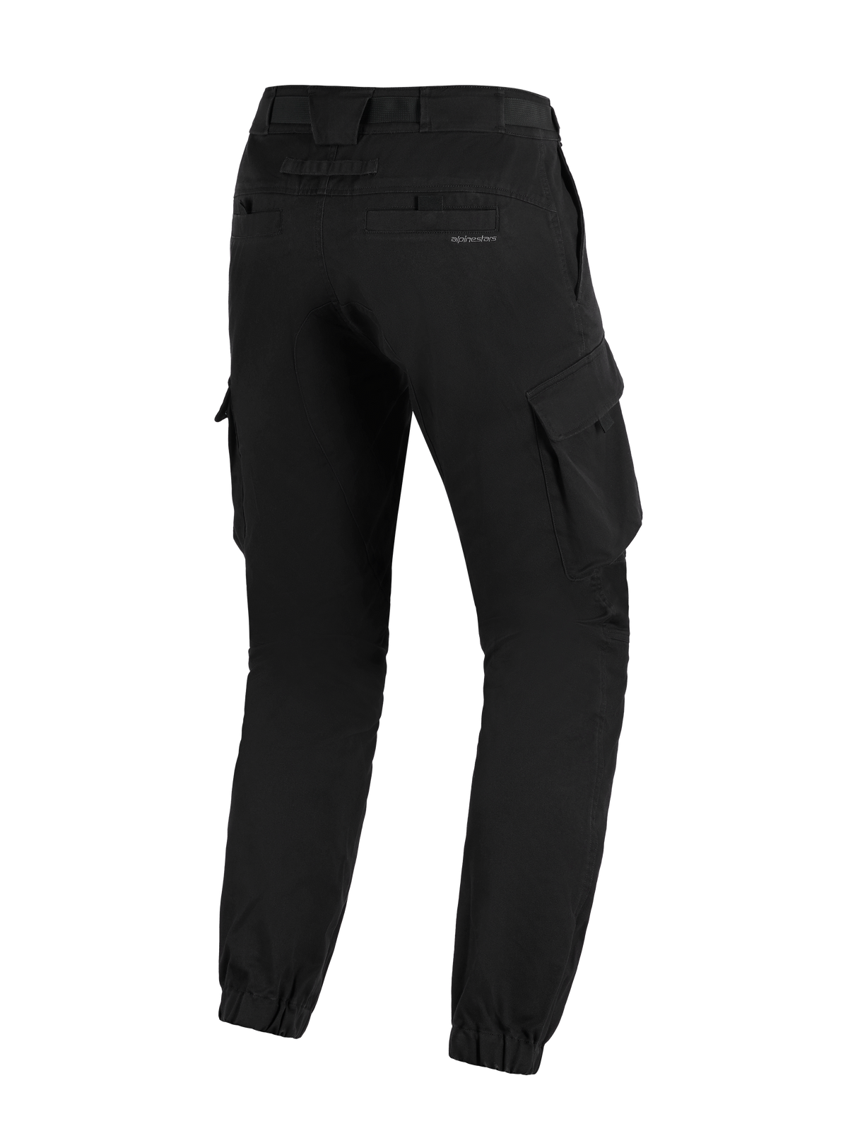 Alpinestars Flex-AST Cargo Pants, czarne, widok z tyłu pod kątem, miejskie spodnie motocyklowe z dużymi bocznymi kieszeniami cargo, elastycznymi ściągaczami i subtelnym logo na tylnej kieszeni.