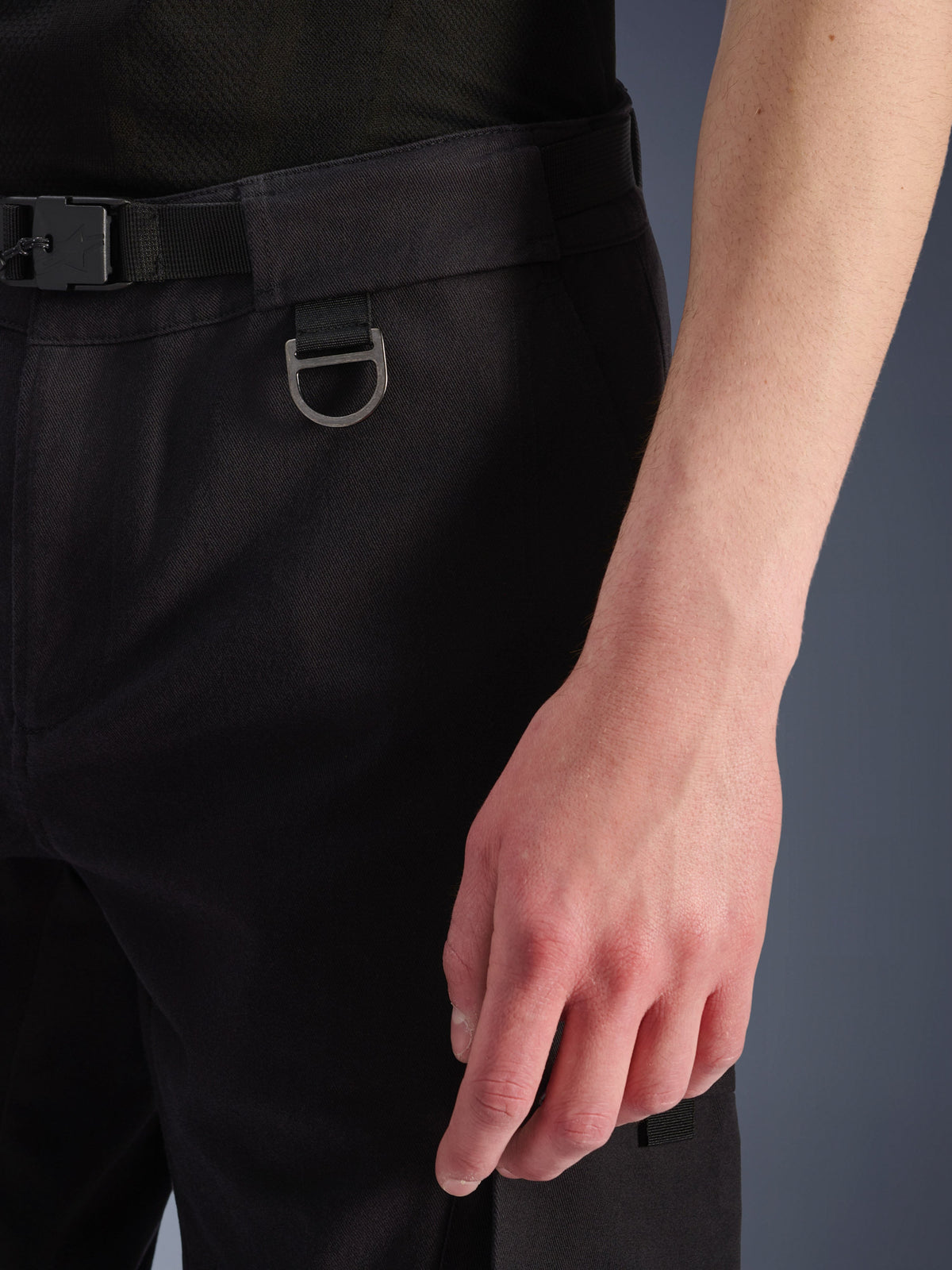Alpinestars Flex-AST Cargo Pants, miejskie spodnie motocyklowe, czarne, zbliżenie na talię ze zintegrowanym paskiem z klamrą i metalowym pierścieniem typu D