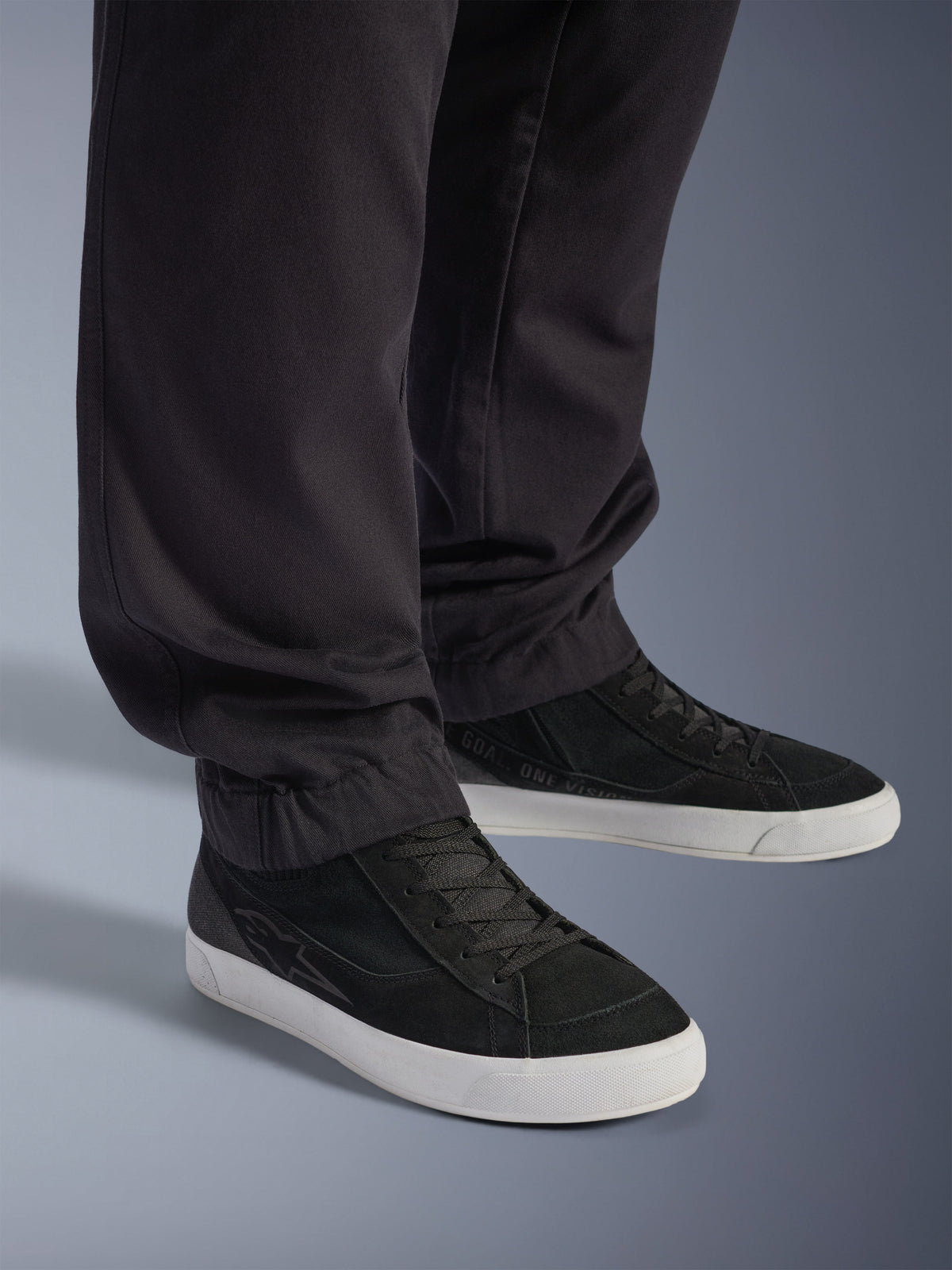 Alpinestars Flex-AST Cargo Pants - Short, miejskie spodnie motocyklowe, czarne, zwężane nogawki z elastycznymi mankietami, czarne buty Alpinestars, współczesny miejski styl jazdy