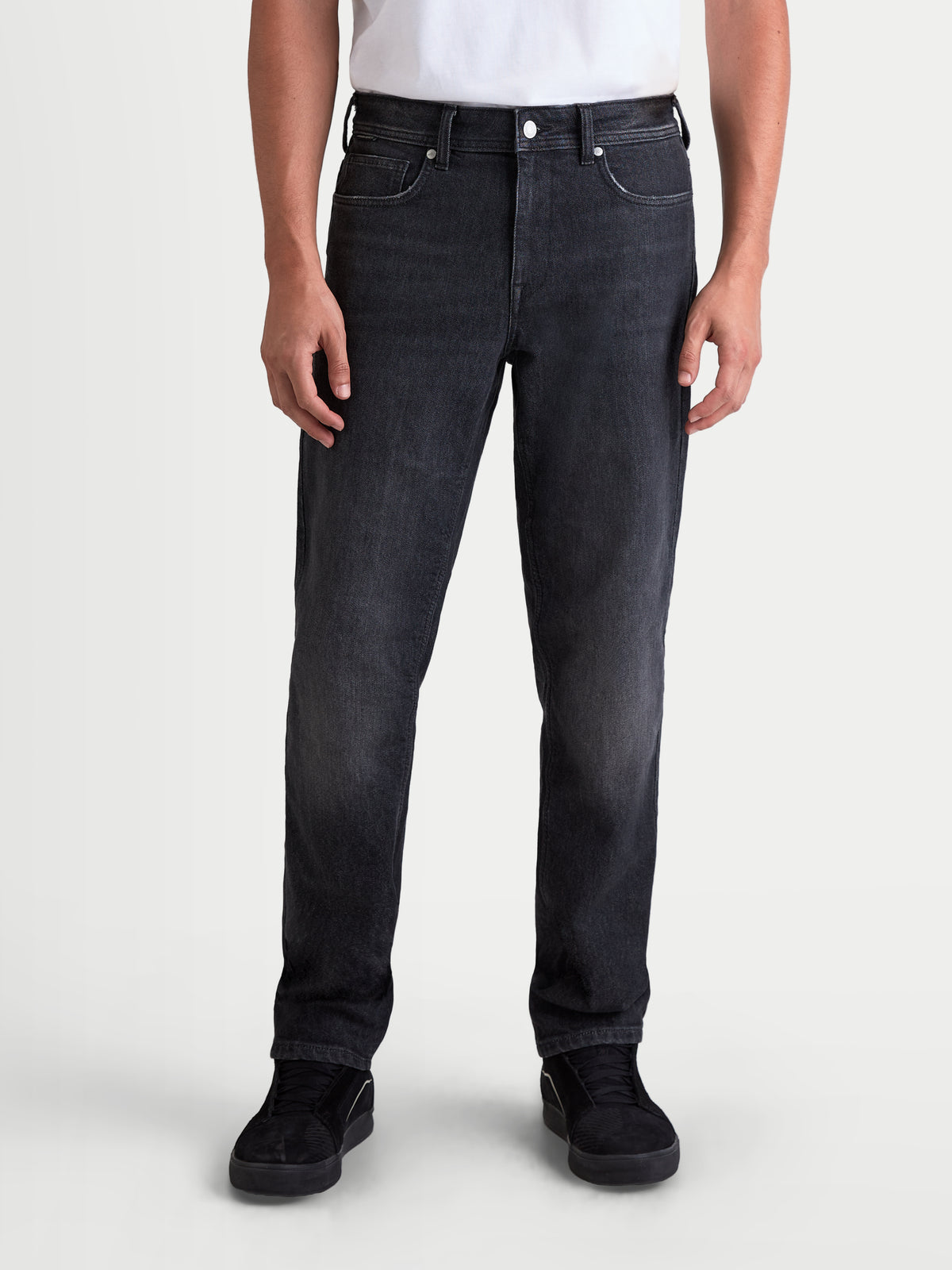 Alpinestars Flex-AST 8 Denim Spodnie Short, męskie miejskie jeansy motocyklowe w kolorze czarnym z efektem sprania, o prostym kroju prezentowane na modelu, certyfikowany jeans techniczny AA z komfortowym streczem