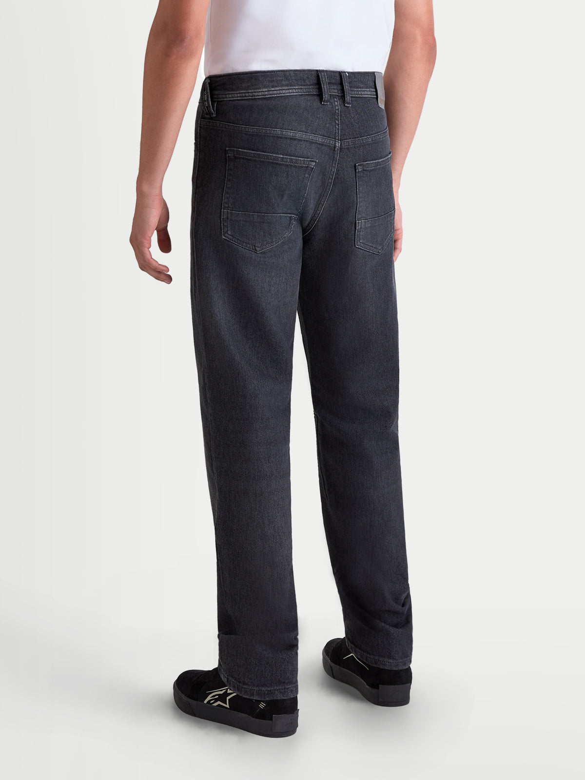 Alpinestars Flex Ast 8 Denim jeansy motocyklowe męskie urban w kolorze czarnym, widok z tyłu na konstrukcję z pojedynczej warstwy denimu technicznego, tylne kieszenie i regularny prosty krój na modelu