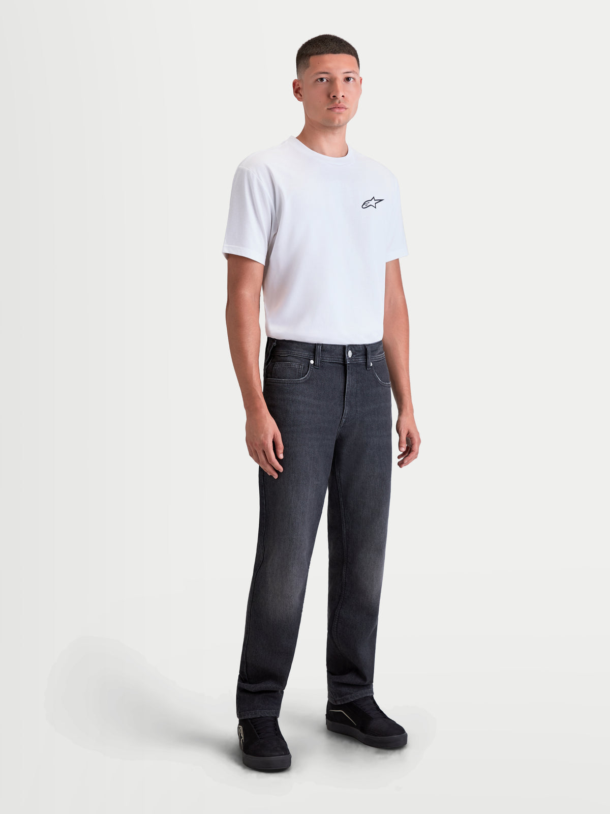 Alpinestars Flex-AST 8 Denim Spodnie Short, męskie miejskie jeansy motocyklowe w kolorze czarnym, widok z przodu na model w białym t-shircie, jednowarstwowy denimin o klasie AA z prostymi nogawkami