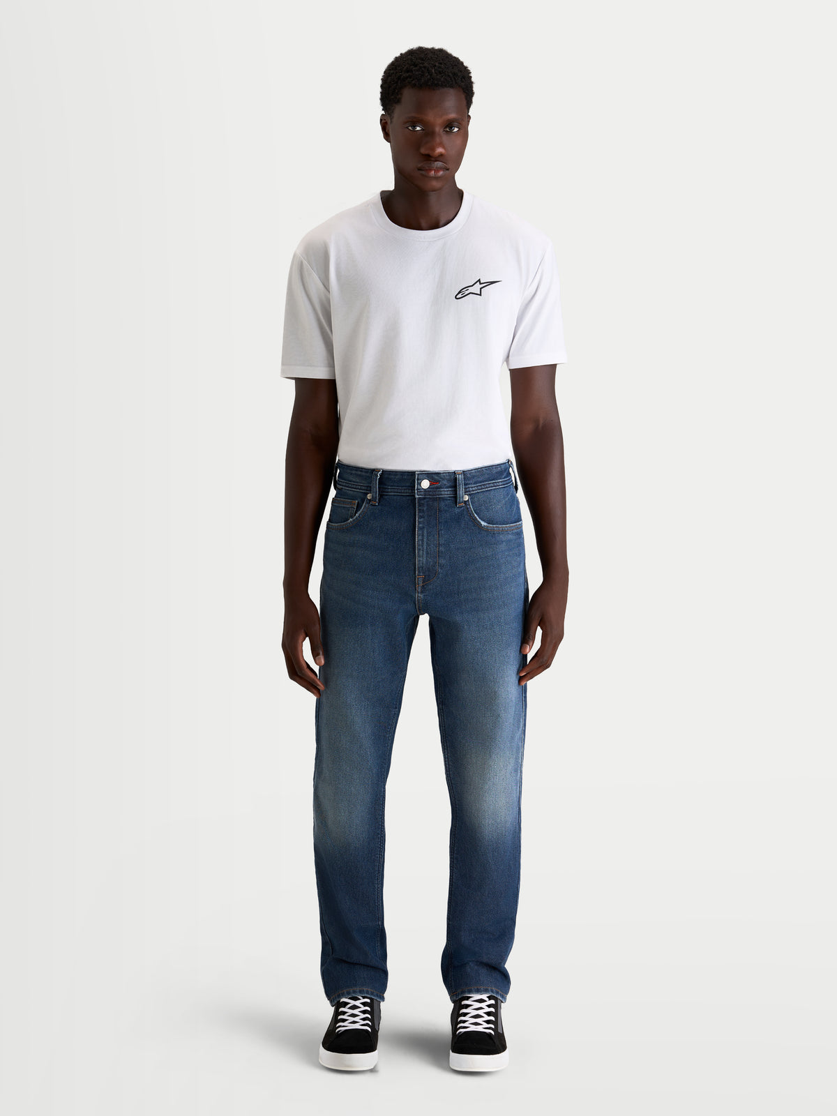 Alpinestars Flex Ast 8 Denim Spodnie motocyklowe miejskie męskie, niebieskie, proste jednowarstwowe jeansy techniczne na model z białym t-shirtem, certyfikowana ochrona AA