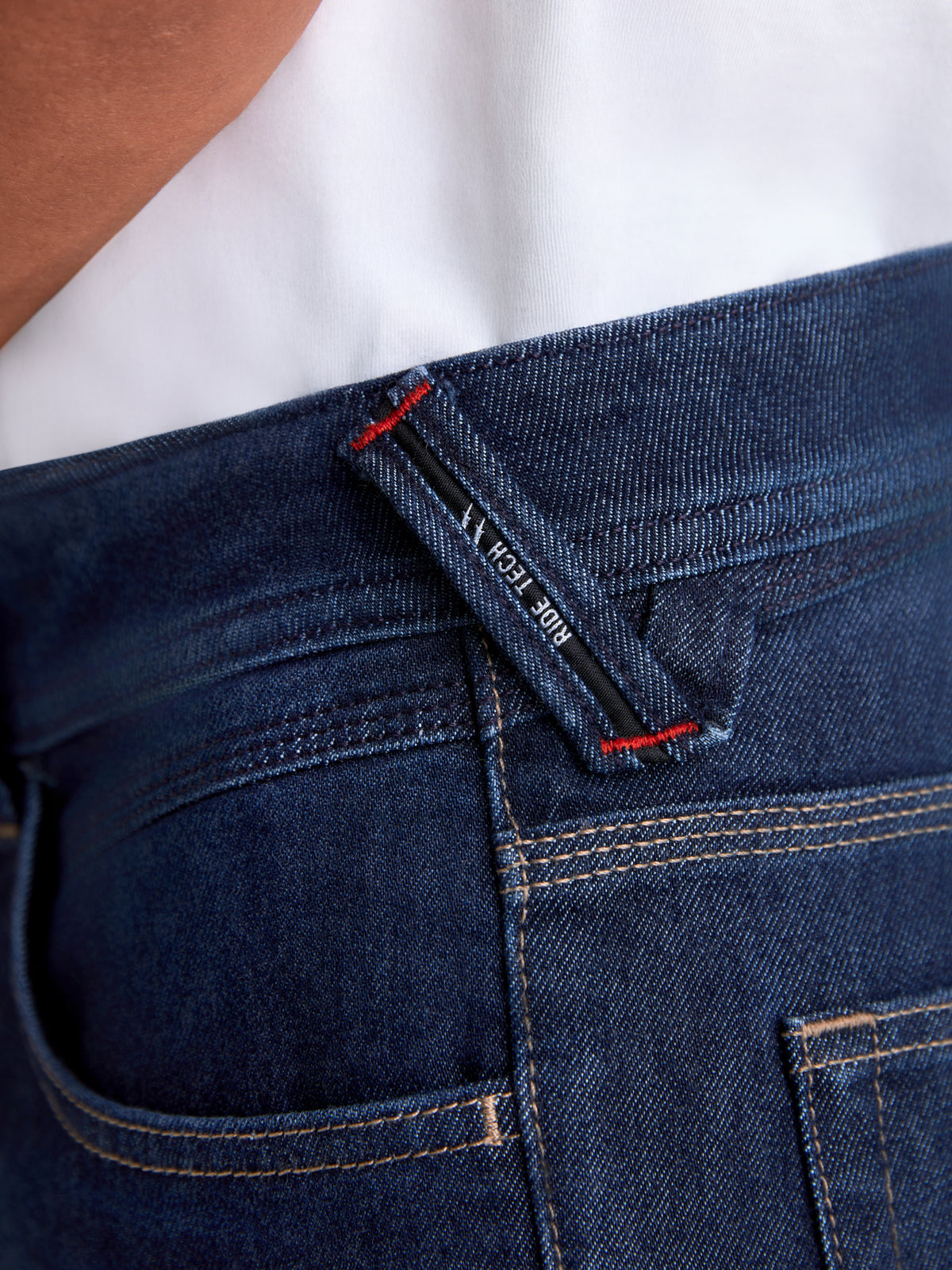 Alpinestars Flex Ast 7 Denim Spodnie motocyklowe miejskie, ciemnoniebieskie, widok z bliska na sygnowaną szlufkę na pasek i detale ze wzmocnionymi szwami