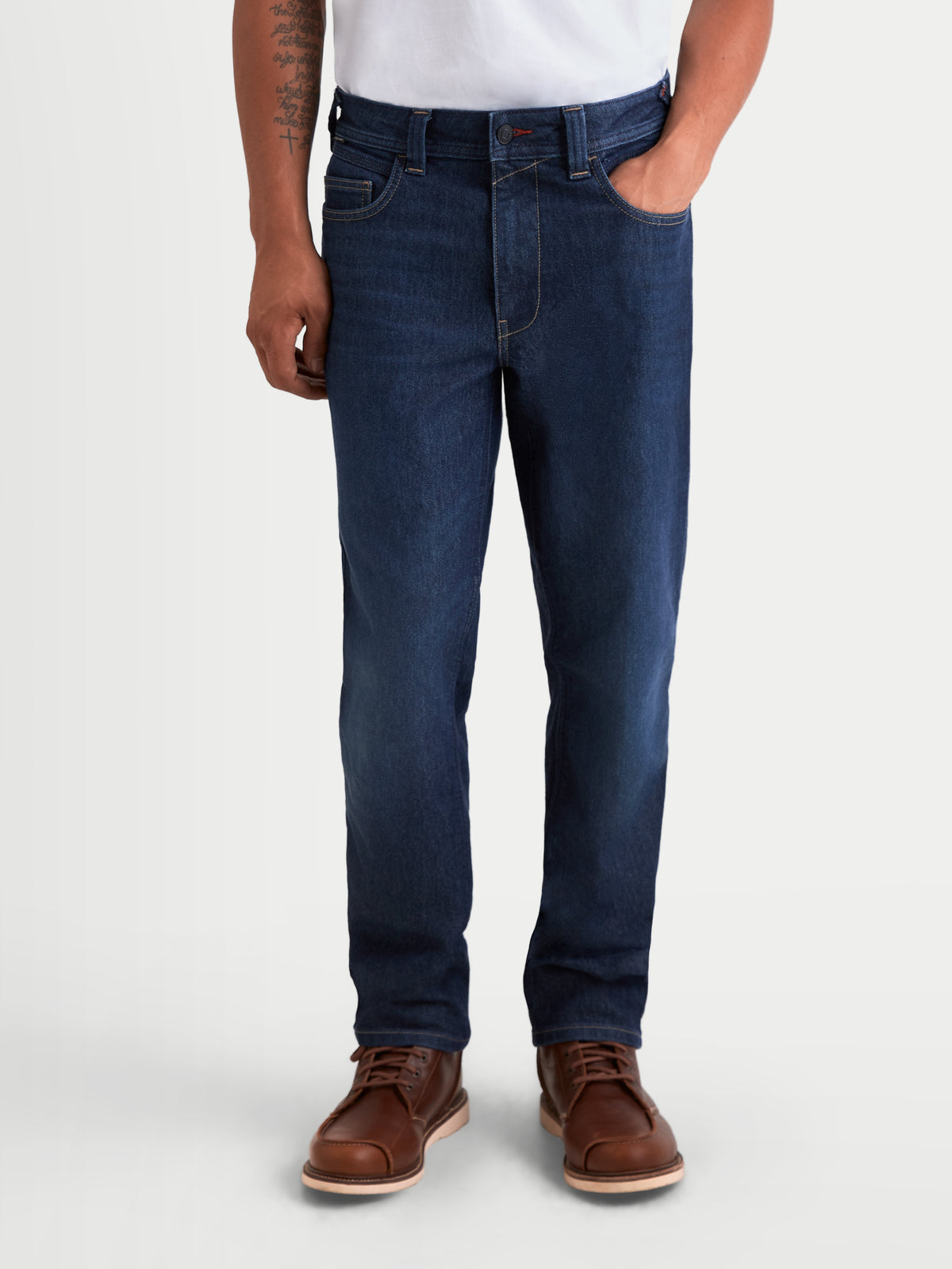 Alpinestars Flex-AST 7 Denim spodnie motocyklowe męskie miejskie, ciemnoniebieskie, widok z przodu na modela w casualowym obuwiu, certyfikowana odzież ochronna AA