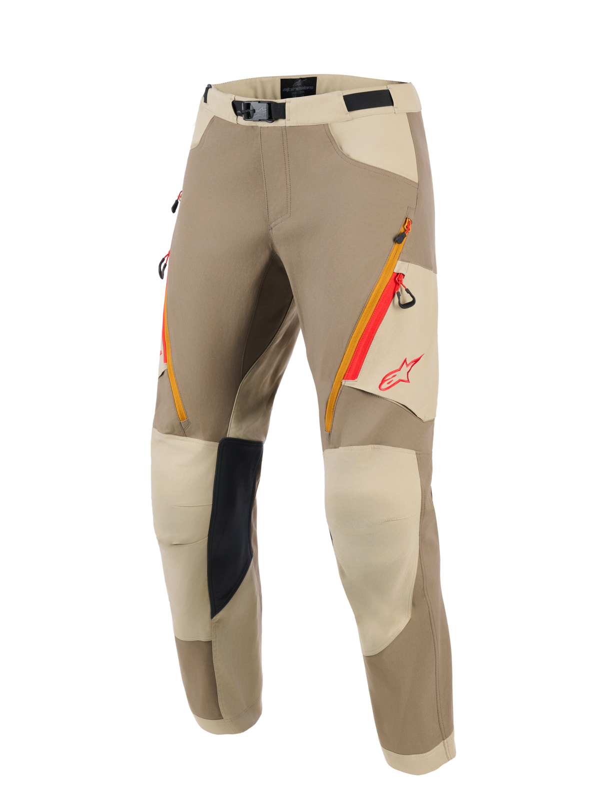 Alpinestars Maxdura Dual Pants, spodnie motocyklowe adventure, kolorystyka beżowa Walnut i Aluminum, pomarańczowe i czerwone zamki przy kieszeniach na udach, jasnobeżowe wzmocnione panele na kolanach z czarnym wewnętrznym gripem, czerwone logo Alpinestars, przeznaczone do jazdy dual-sport