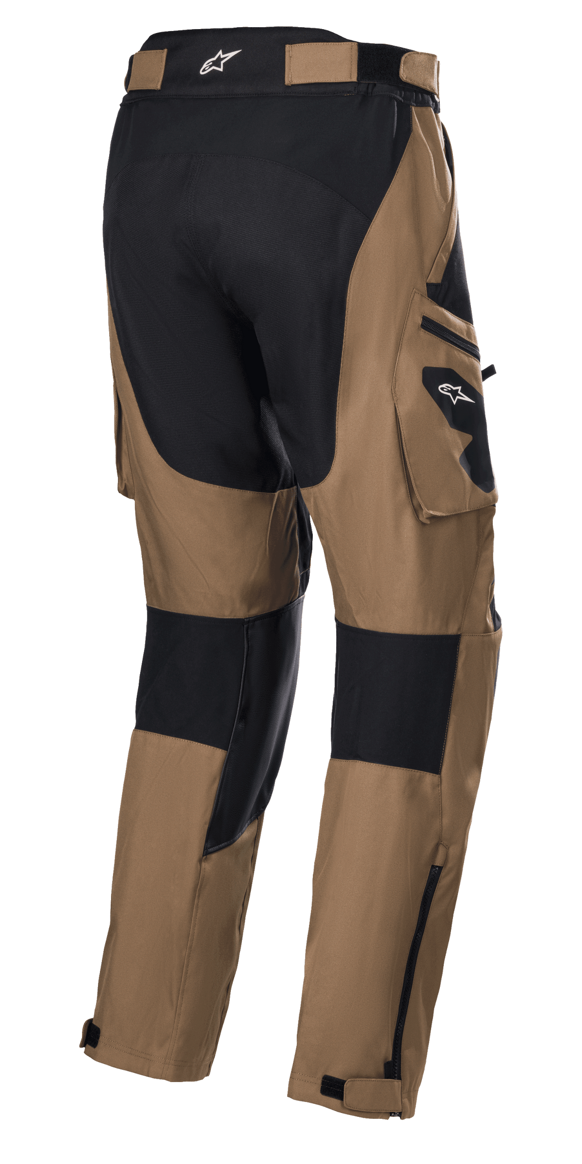 Alpinestars Venture XT Pants Over Boot, kolor camel i czarny, motocyklowe spodnie turystyczne adventure, widok z tyłu z kieszeniami cargo i czarnymi panelami wzmacniającymi, wodoodporna konstrukcja tekstylna z regulowanymi zamkami na dole nogawek ułatwiającymi dopasowanie na buty