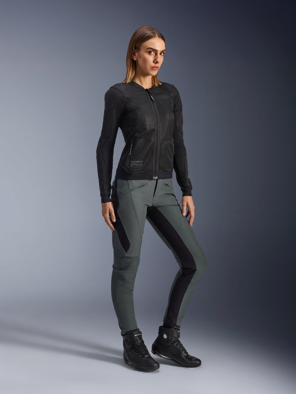 Alpinestars Alamosa, damskie spodnie motocyklowe miejskie, szare i czarne, tekstylne z elastycznymi panelami, krój slim fit.