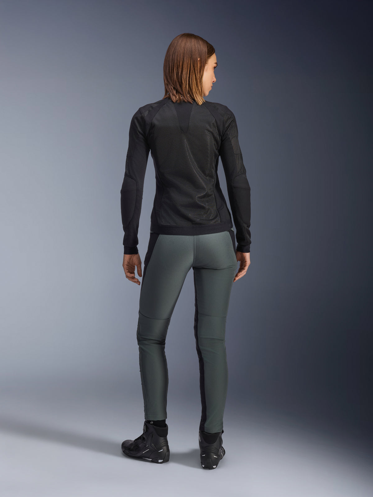 Spodnie Alpinestars Alamosa, miejskie damskie spodnie motocyklowe, szare, krój slim fit, softshell, widok od tyłu.