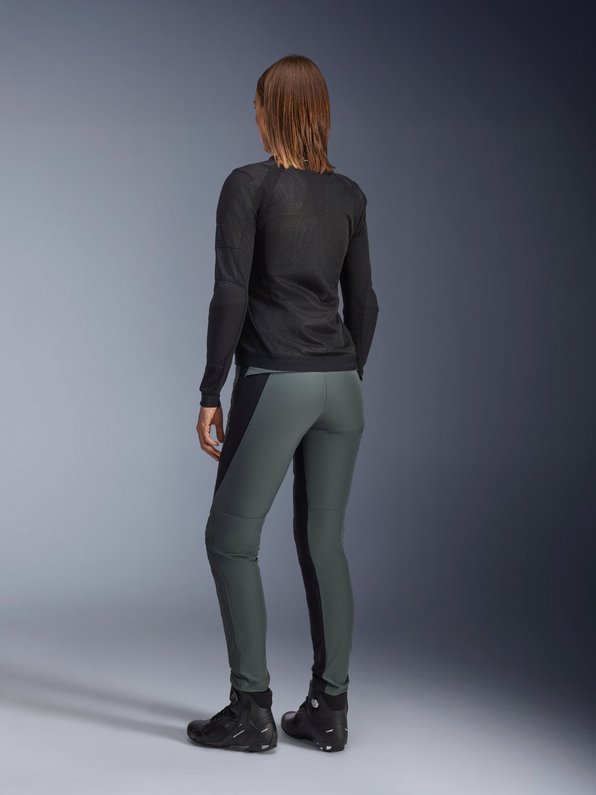 Alpinestars Alamosa, damskie miejskie spodnie motocyklowe slim fit, szare i czarne, widok od tyłu na sylwetce.