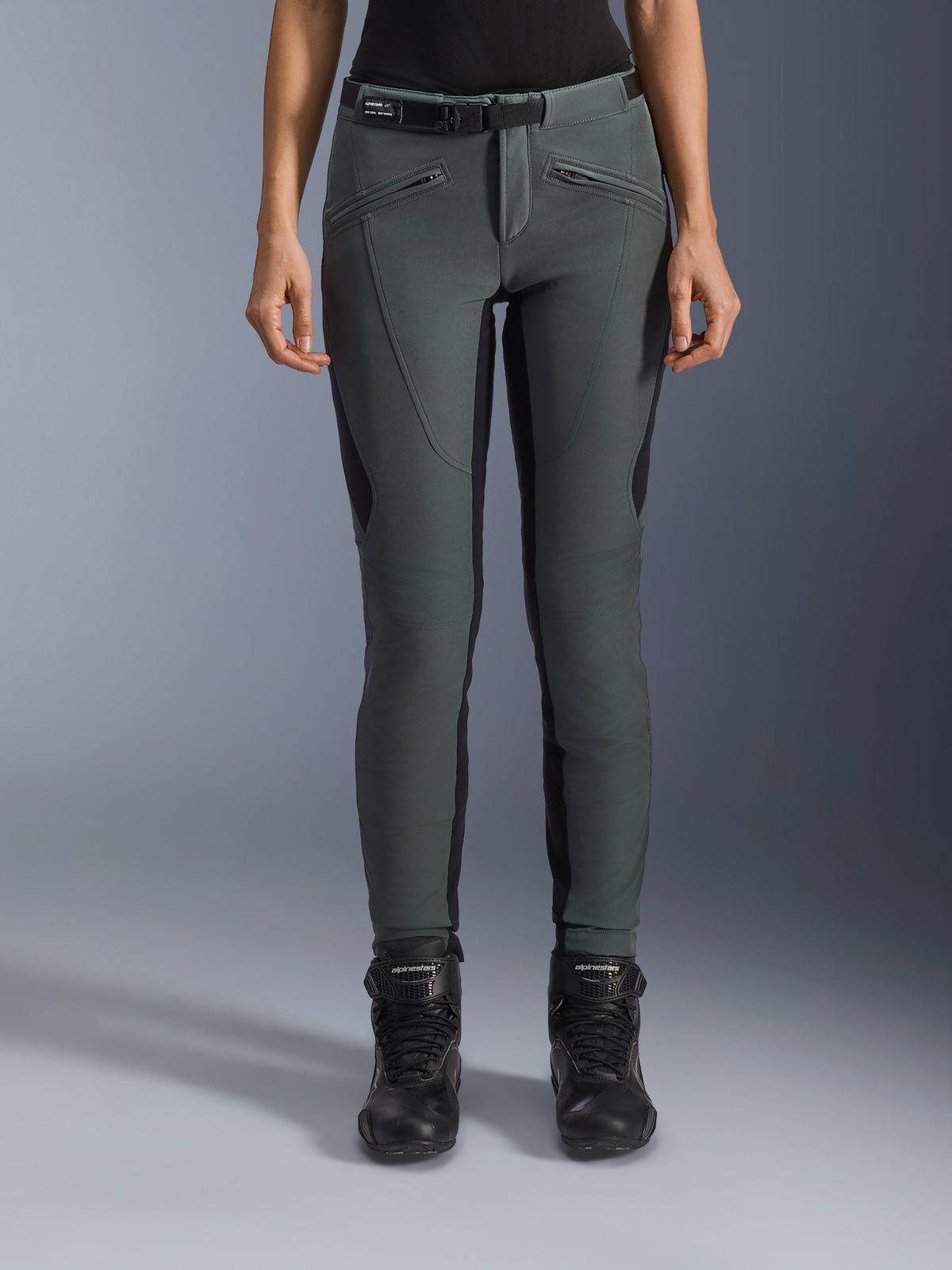 Alpinestars Alamosa, damskie spodnie motocyklowe softshell, szare Urban Gray, czarne panele, slim fit, kieszenie na zamek.