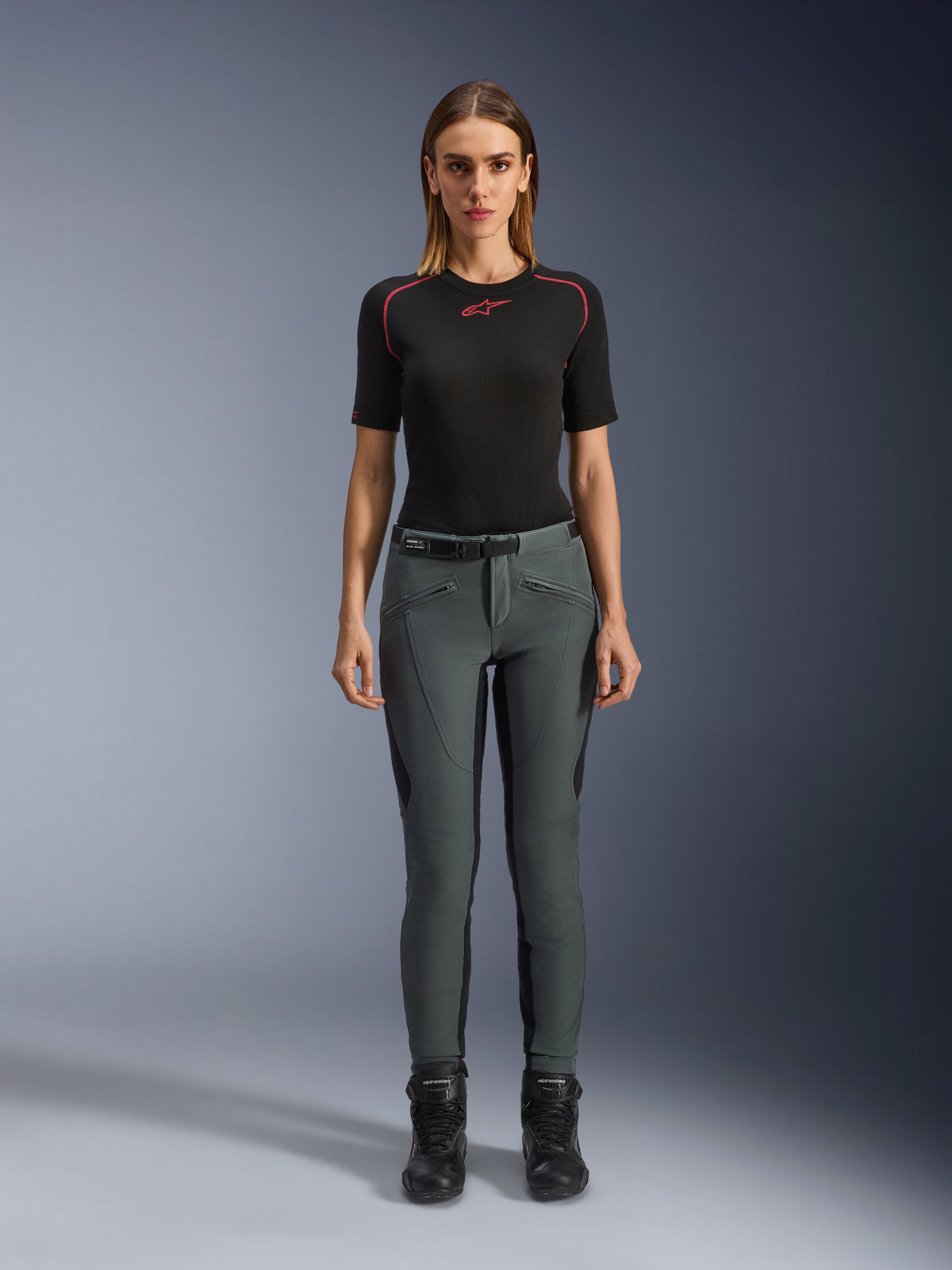 Szare damskie spodnie motocyklowe Alpinestars Alamosa slim fit z softshellu i ochroną CE, prezentowane na modelu.