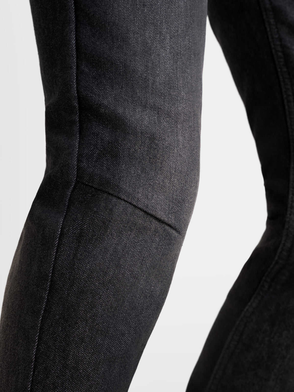 Alpinestars Stella Flex Ast 7 Denim Spodnie Short, damskie jeansy motocyklowe urban, spłowiałe czarne, widok z bliska na konstrukcji kolana i nogawki prezentujący jednowarstwowy denim techniczny i elastyczność