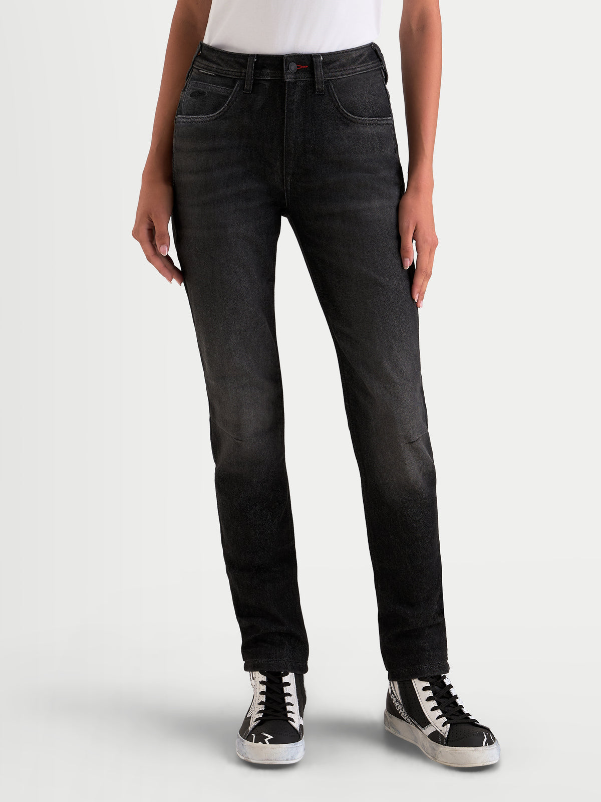 Alpinestars Stella Flex-AST 5 Denim Spodnie motocyklowe krótkie damskie, czarne (Black Washed), widok z przodu na modelkę prezentującą miejskie jeansy z ochroną