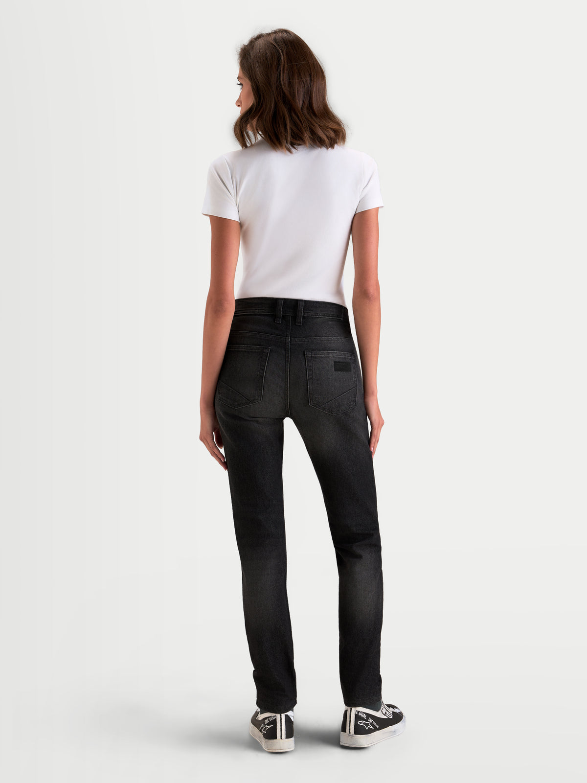 Alpinestars Stella Flex Ast 5 Denim Spodnie Short, damskie jeansy motocyklowe urban, czarne sprane, widok z tyłu na modelkę przedstawiający podwyższony pas z tyłu i krój slim fit