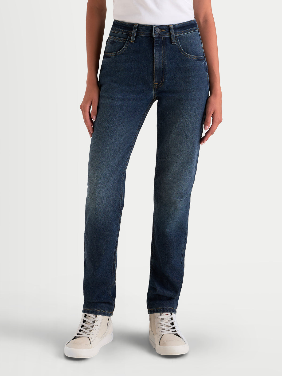 Alpinestars Stella Flex Ast 5 Denim Spodnie Short, damskie miejskie jeansy motocyklowe w kolorze niebieskim z efektem sprania, jednowarstwowy materiał denim z elastyczną ochroną kolan na modelce