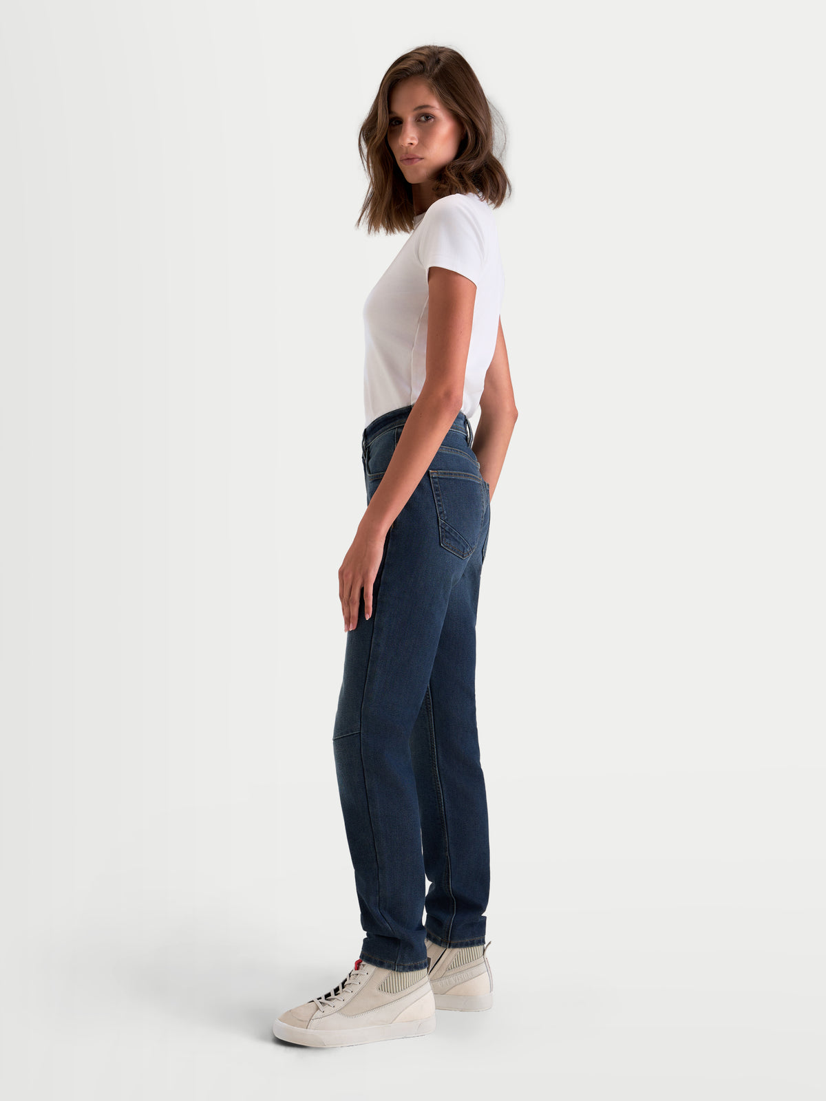 Alpinestars Stella Flex-AST 5 Denim Spodnie Short, damskie miejskie motocyklowe spodnie jeansowe w kolorze indygo, widok z boku na modelkę w białej koszulce, jednowarstwowe jeansy motocyklowe o klasie ochronności A