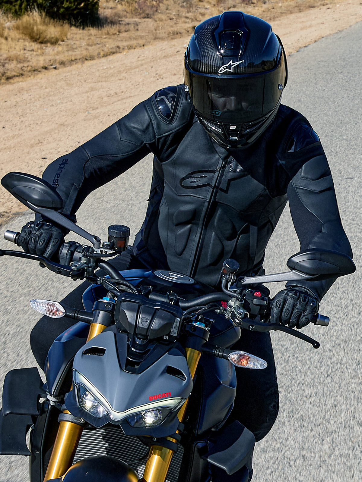Alpinestars Kurtka Dusk Skórzana, męska kurtka szosowa, czarna, skóra, ochraniacze ramion, jazda na szarym Ducati.