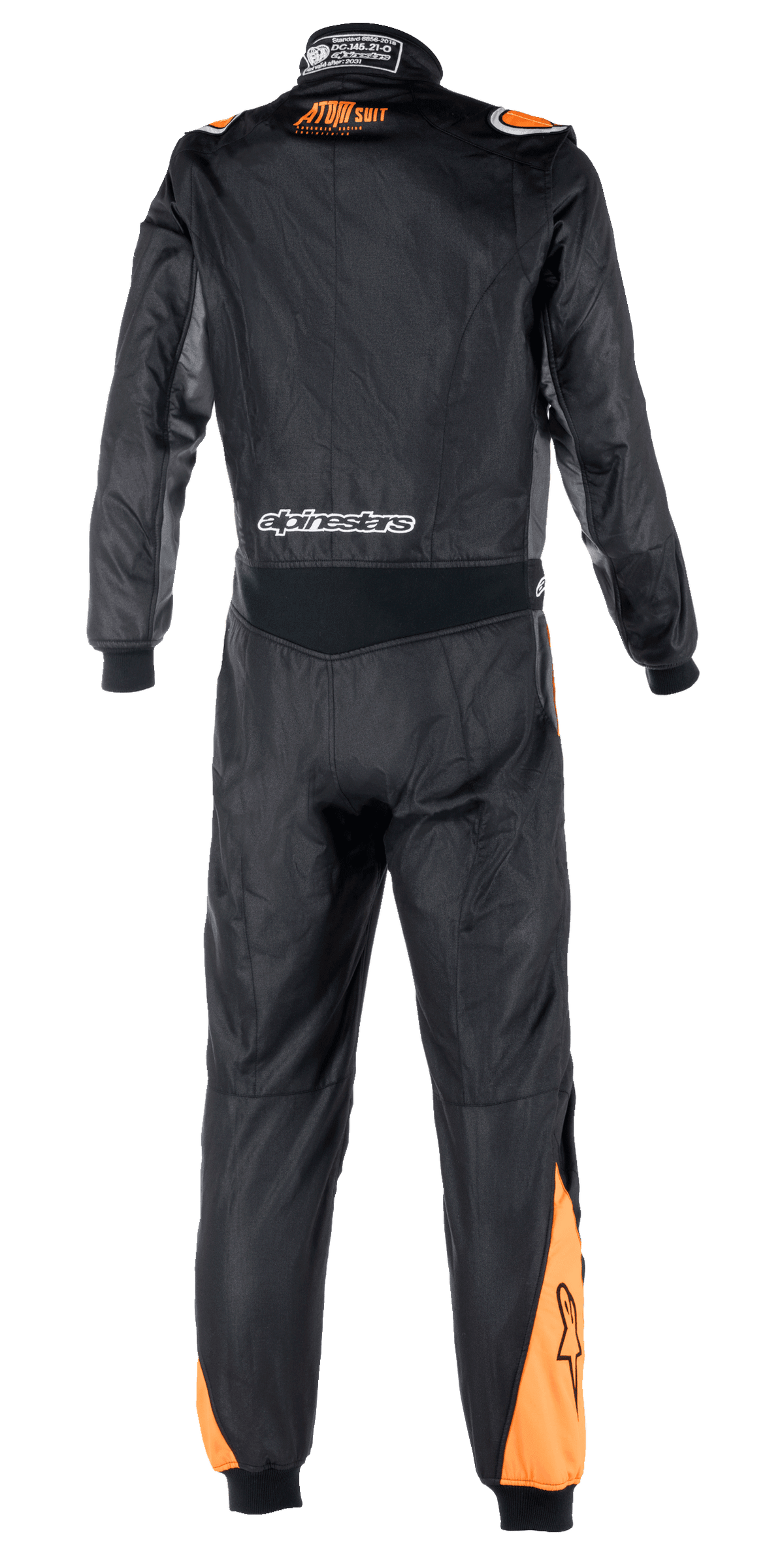 Alpinestars Atom FIA Graphic Suit, widok z tyłu jednoczęściowego kombinezonu wyścigowego, czarny i antracytowy z pomarańczowymi akcentami Fluo na barkach i łydkach, widoczna certyfikacja FIA na kołnierzu oraz branding Alpinestars w dolnej części pleców.
