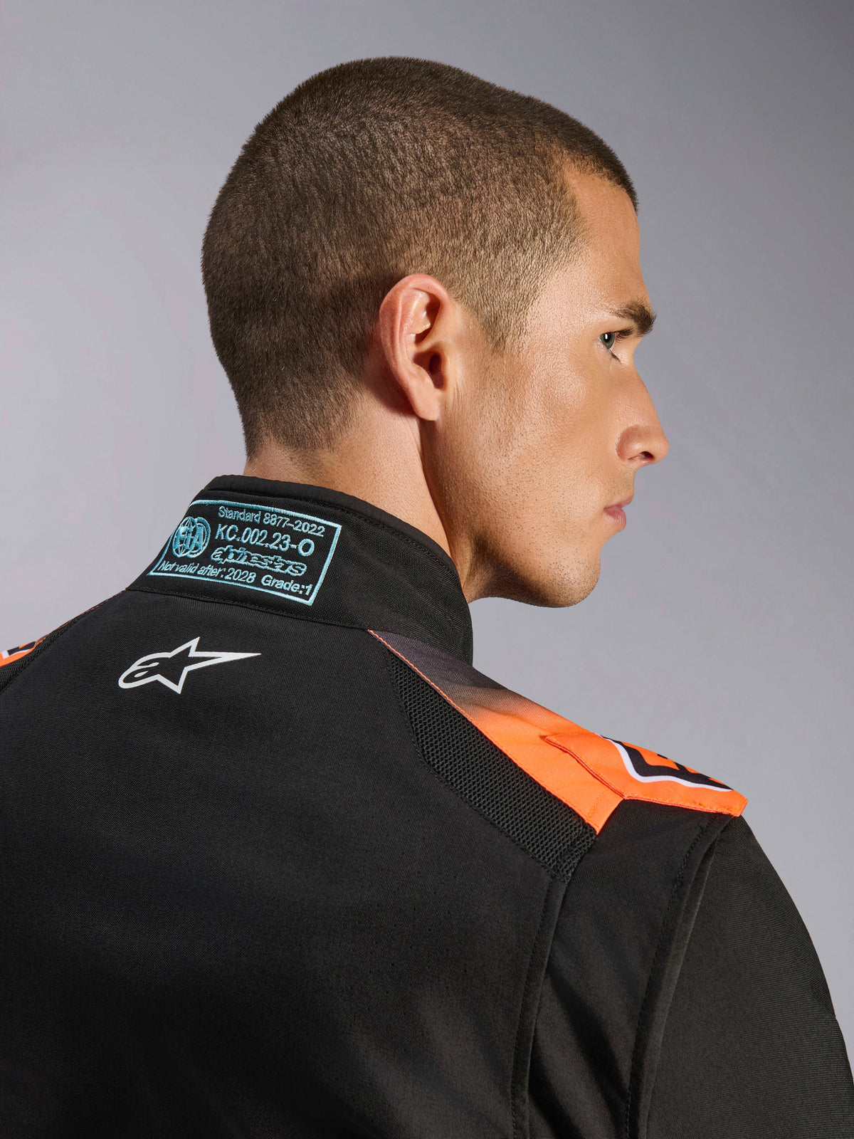Alpinestars KMX-5 V3, męski kombinezon kartingowy, czarny i pomarańczowy fluo, FIA 8877-2022 Grade 1, siatka techniczna.