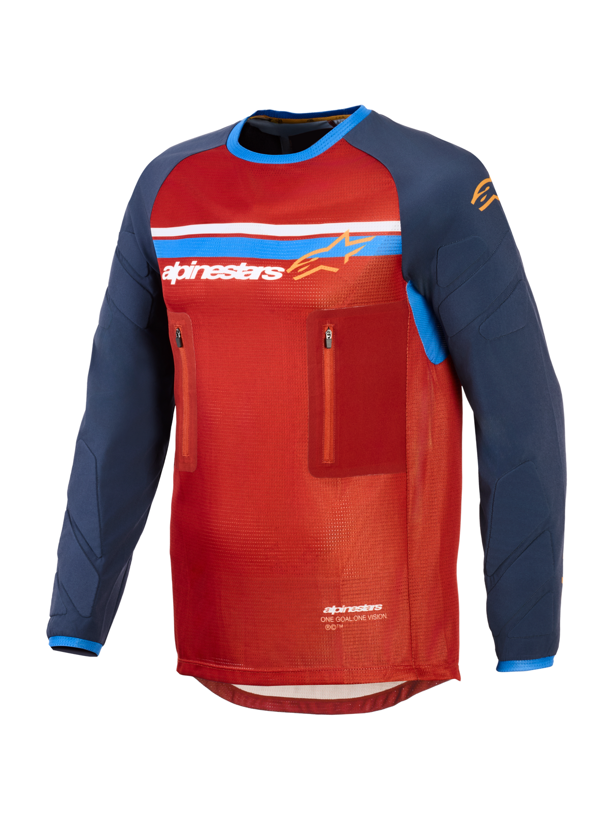Alpinestars Maxdura Dual Jersey, czerwona i ciemnoniebieska, techniczna koszulka motocyklowa adventure, siatkowy tułów, dwie kieszenie na klatce piersiowej na zamek, logo Alpinestars z niebieskimi i białymi pasami, długie rękawy odporne na ścieranie