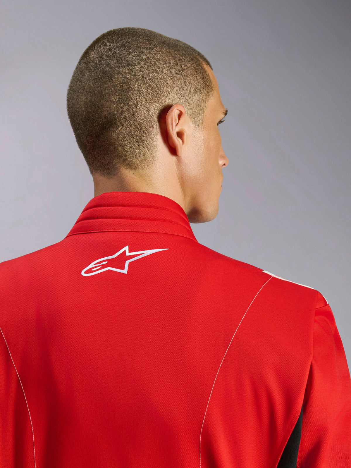 Alpinestars Kart Indoor V2 Suit, czerwony, zbliżenie na górną część pleców i okolicę szyi, białe haftowane logo i kontrastowe szwy, ergonomiczna konstrukcja kołnierza do kartingu