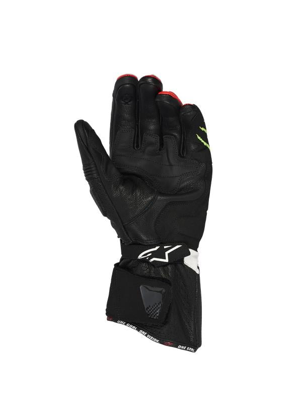 Rękawice Alpinestars FQ20 SP-3 Monster, widok od strony dłoni, konstrukcja z czarnej koziej skóry ze wzmocnionymi panelami na dłoni, długi mankiet z napisem „ONE GOAL. ONE VISION.”, podwójny system zapięcia z logo Alpinestars na pasku na nadgarstku, sportowy i wyścigowy sprzęt motocyklowy.