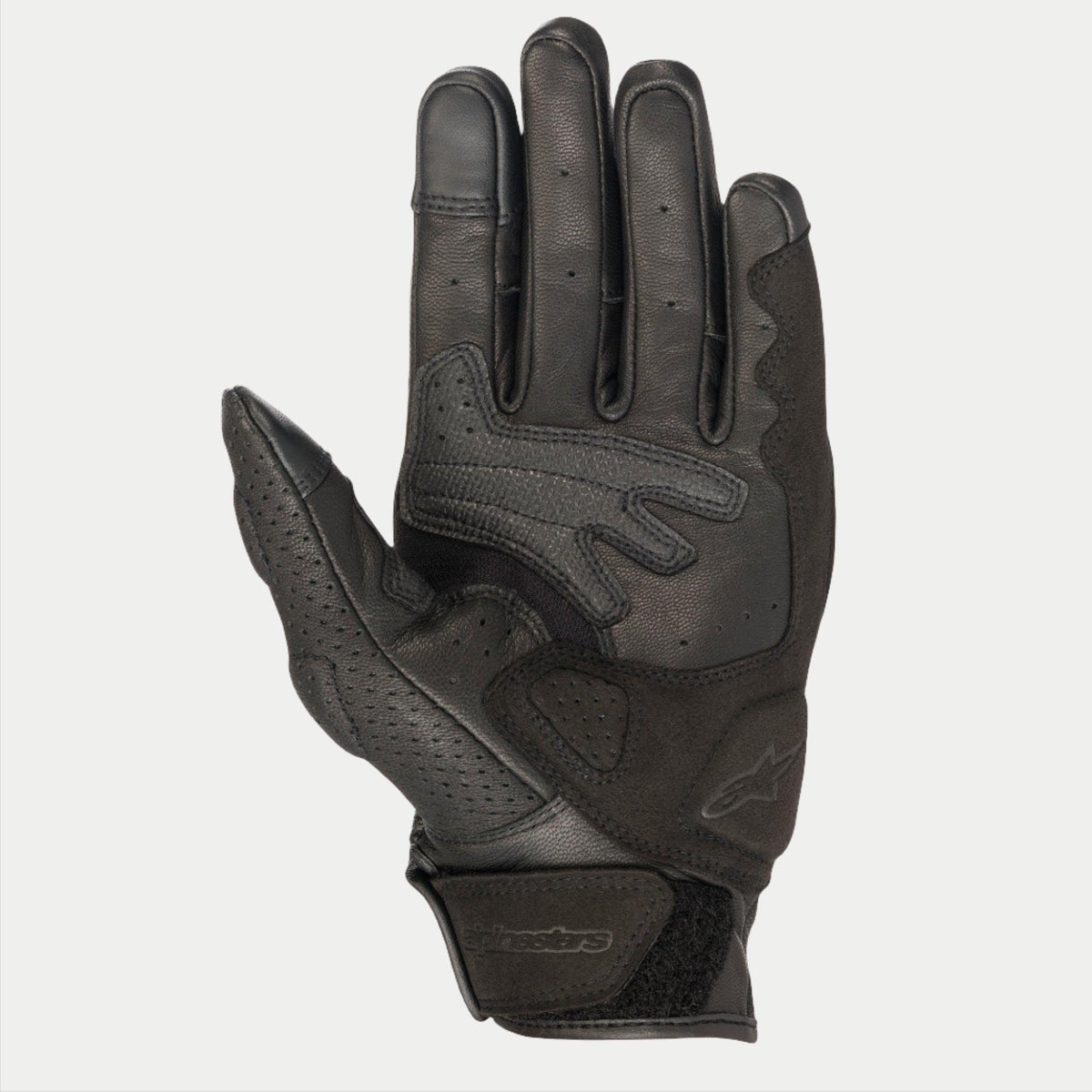 Alpinestars Mustang V2 Gloves, czarne skórzane rękawice motocyklowe, widok od strony dłoni pokazujący perforowaną skórę, wzmocnienia z syntetycznego zamszu i zapięcie na rzep na nadgarstku, miejska odzież motocyklowa