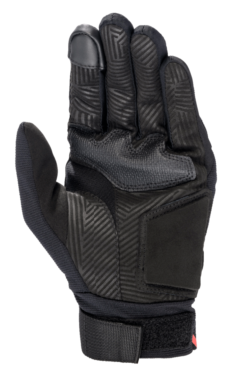 Alpinestars Aragon Glove, widok wnętrza dłoni, czarna, rękawica motocyklowa z dłonią z syntetycznego zamszu z tłoczonym wzorem labiryntu, gumową strefą chwytu, palcem wskazującym kompatybilnym z ekranami dotykowymi i regulowanym paskiem na nadgarstek z taśmy