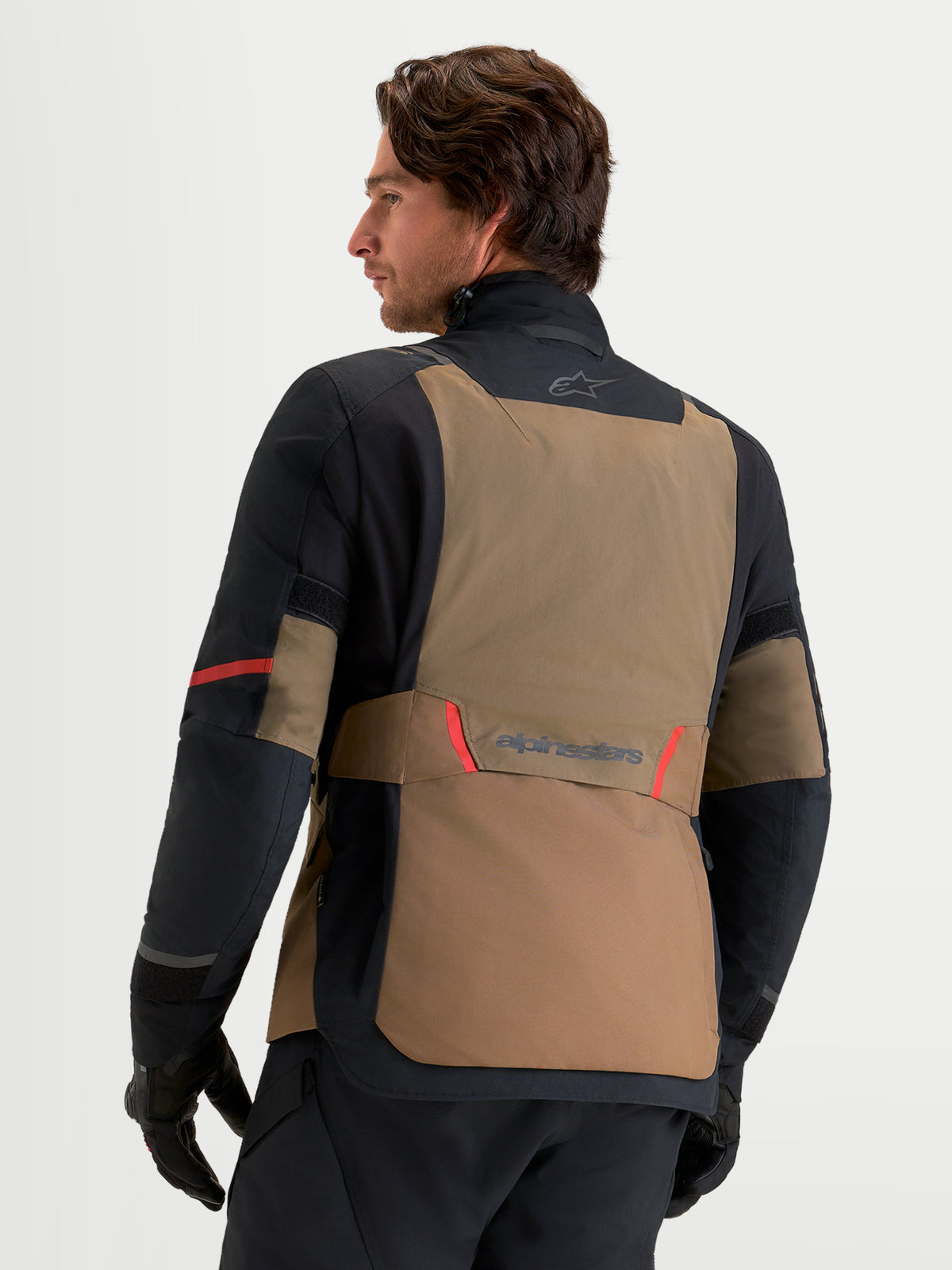Alpinestars St 7 V 2 2 L Gore Tex kurtka motocyklowa adventure męska, orzechowa i czarna, z laminowaną powłoką wodoodporną GORE-TEX, widok z tyłu na model