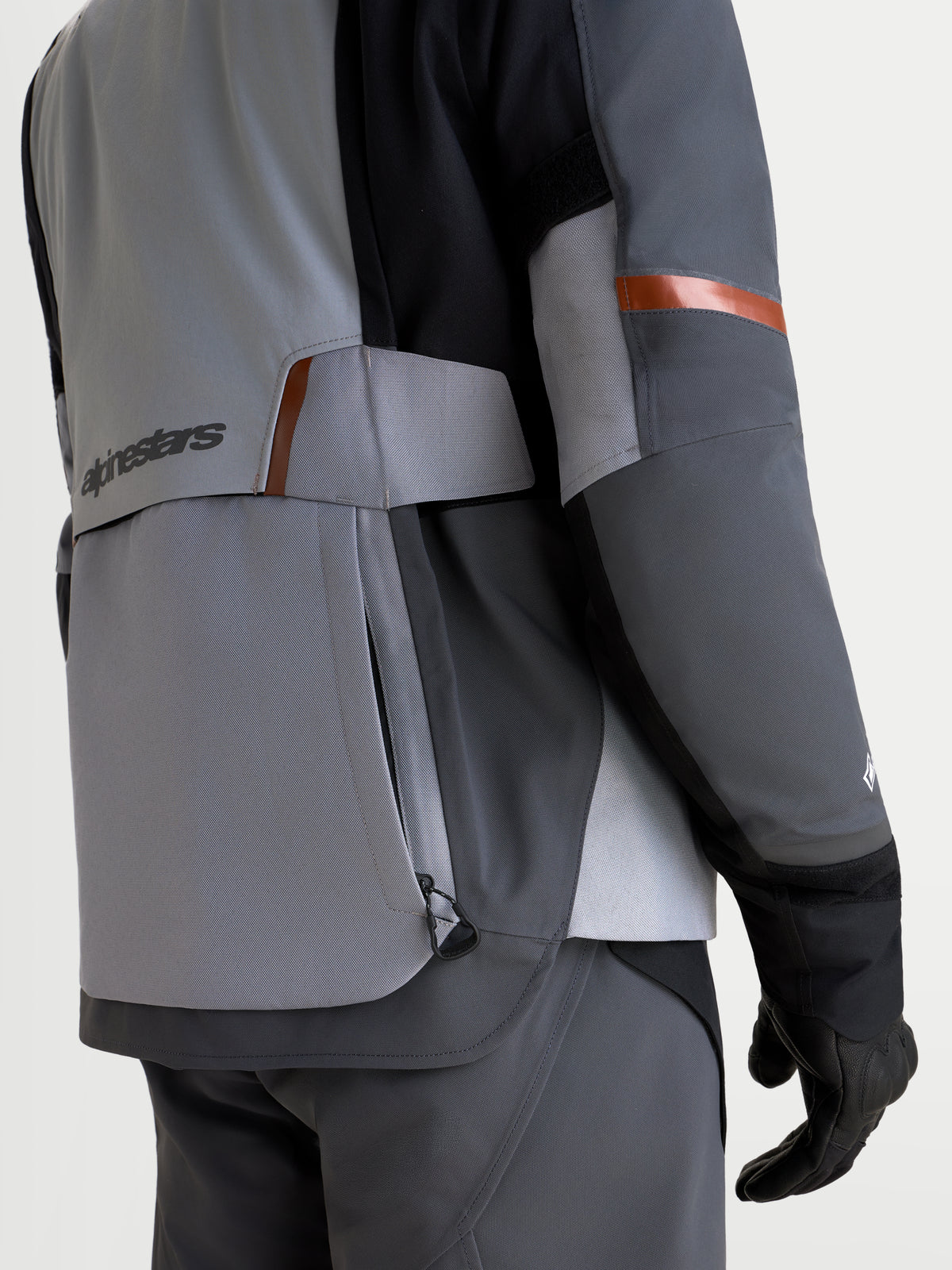 Alpinestars St-7 V2 2L Gore-Tex kurtka motocyklowa męska adventure, szara, ciemnoszara i czarna, widok z tyłu przedstawiający detale techniczne, wodoodporne przechowywanie i ergonomiczną konstrukcję paneli
