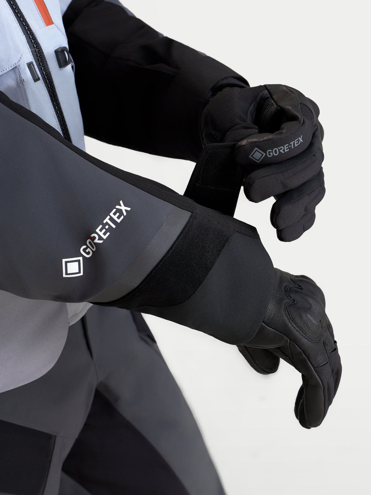 Alpinestars St 7 V 2 2 L Gore-Tex, męska kurtka motocyklowa adventure, jasnoszara, ciemnoszara i czarna, zbliżenie na mankament i branding GORE-TEX oraz regulowane zapięcie na rzep