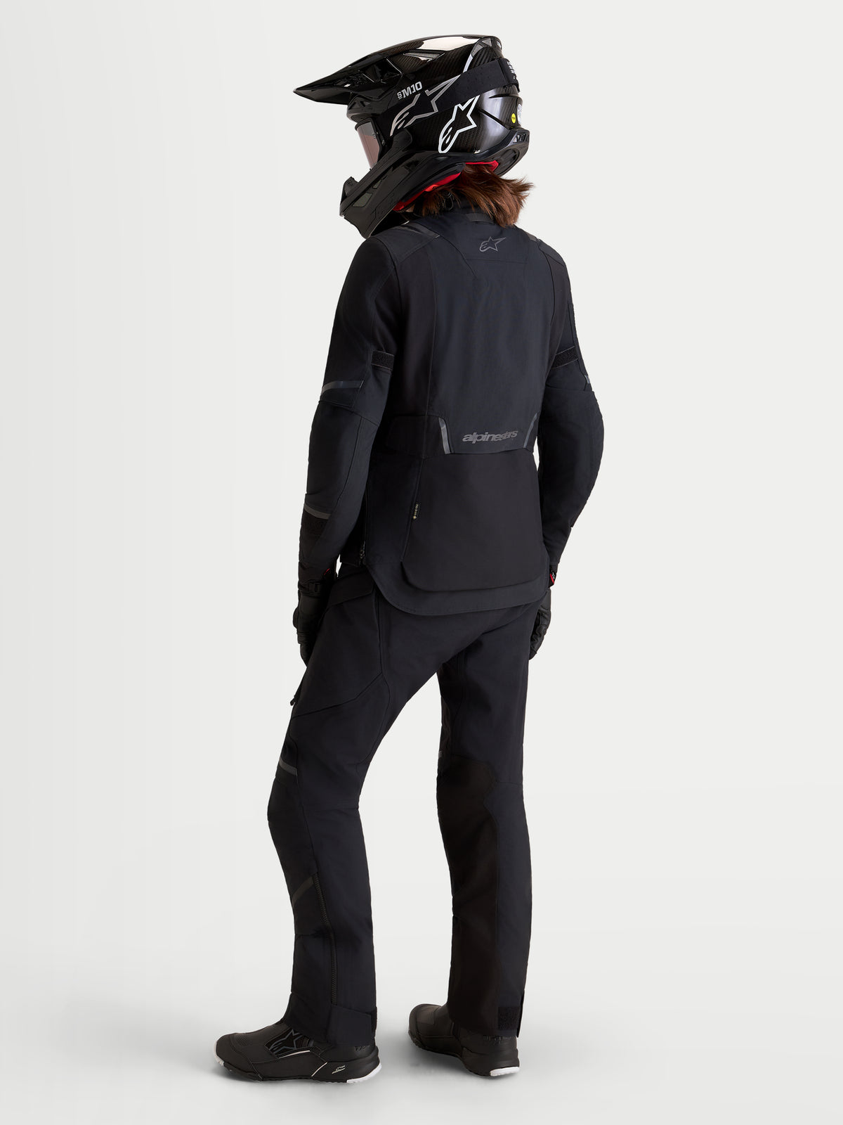 Alpinestars Stella ST-7 V2 2L Gore-Tex kurtka motocyklowa damska adventure, czarna, widok z tyłu na modelkę w pasującym sprzęcie i kasku, wodoodporna konstrukcja tekstylna