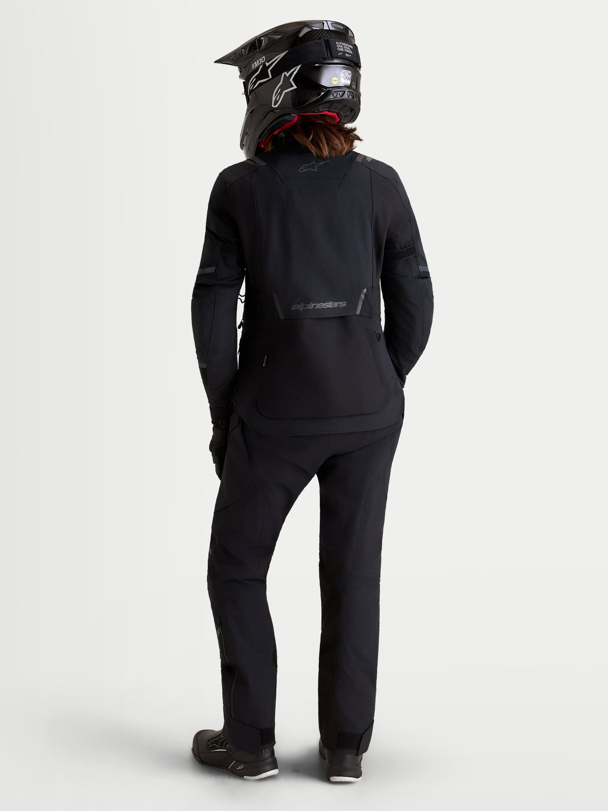 Alpinestars Stella ST-7 V2 2L Gore-Tex kurtka motocyklowa turystyczna damska, czarna, widok z tyłu na modelkę w pasującym sprzęcie i kasku, wodoodporna konstrukcja z tkaniny