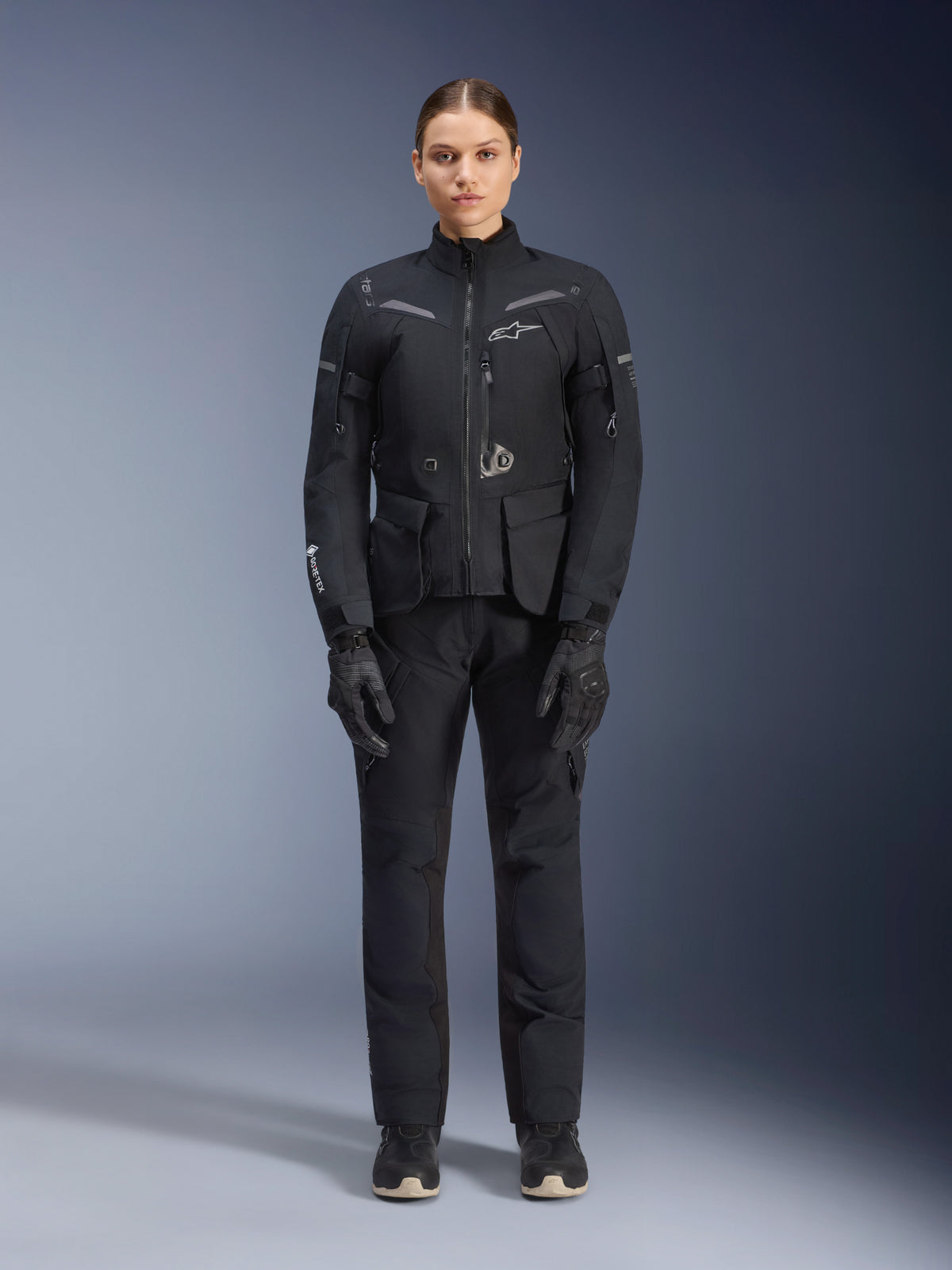 Alpinestars Stella ST-7 2L GORE-TEX Jacket, damska kurtka motocyklowa turystyczna, czarno-ciemnoszara, noszona z pasującymi spodniami i rękawicami, wodoodporna laminowana powłoka, odblaskowe akcenty, ergonomiczny design adventure