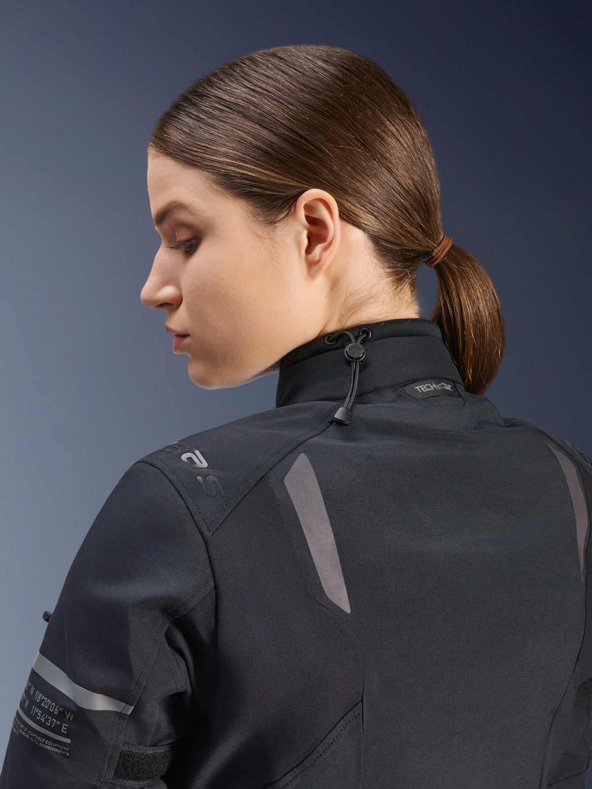 Damska kurtka Alpinestars Stella ST-7 2L GORE-TEX, kurtka motocyklowa, czarna, widok z boku i z tyłu ukazujący regulowane zapięcie kołnierza ze ściągaczem, odblaskowe elementy na ramionach oraz oznaczenie Tech-Air Ready, funkcjonalny design do turystyki przygodowej
