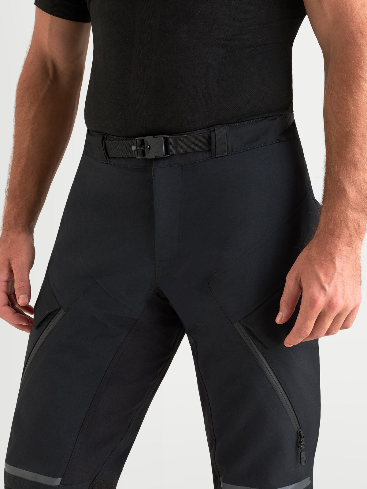 Alpinestars St 7 V 2 2 L Gore Tex spodnie motocyklowe adventure męskie short, czarne, zbliżenie na pas i zintegrowany pasek na modelu