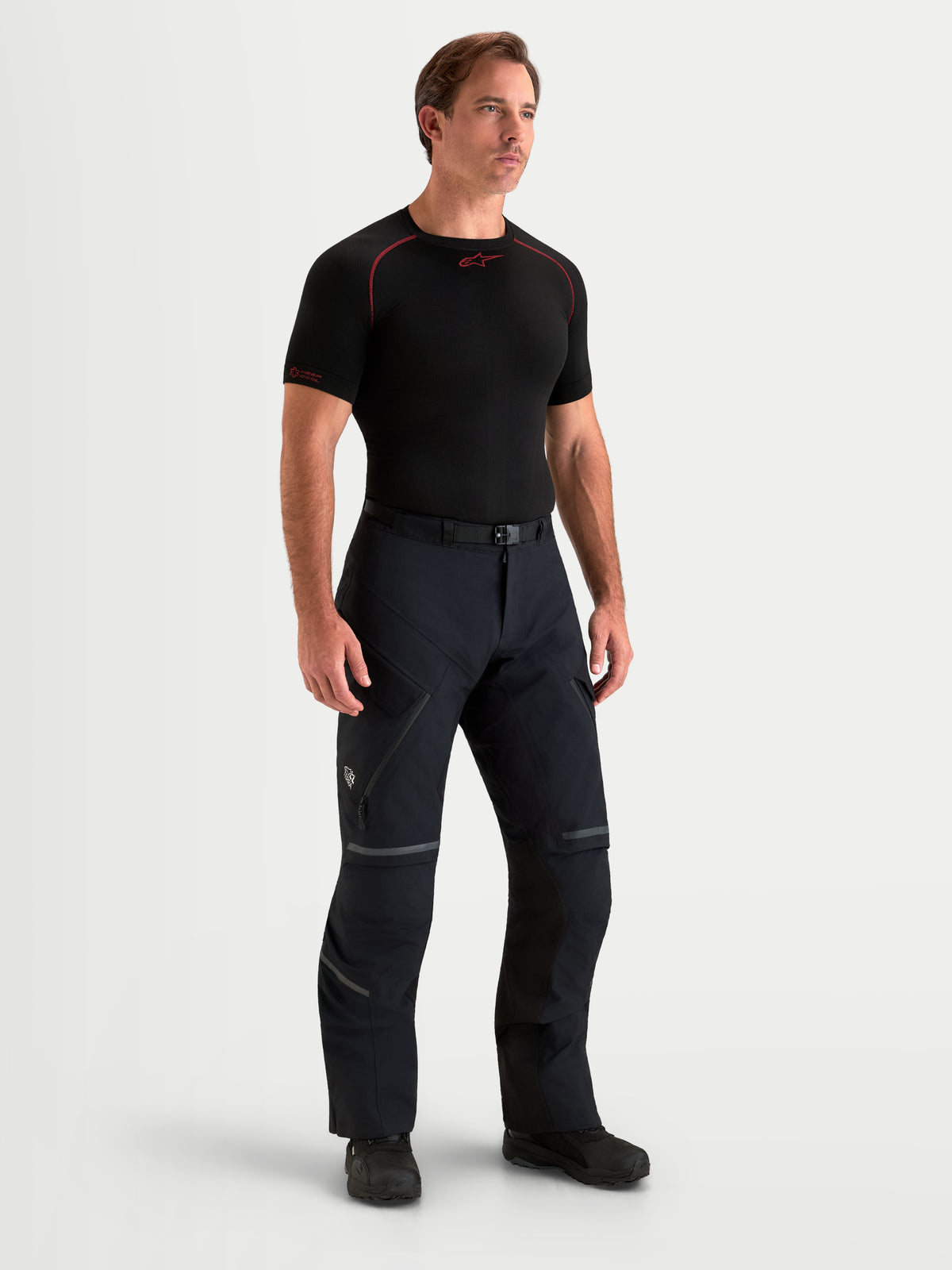 Alpinestars St 7 V2 2L Gore-Tex Spodnie Short, męskie spodnie motocyklowe adventure w kolorze czarnym, widok z przodu na model prezentujący wodoodporną odzież tekstylną z membraną Gore-Tex
