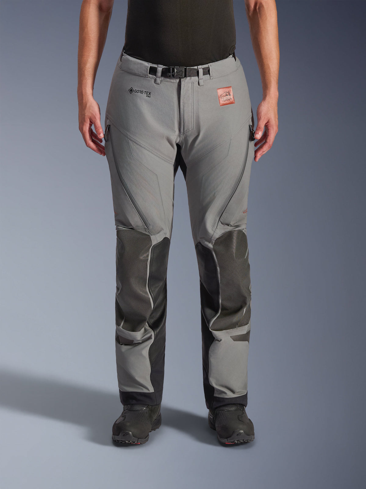 Alpinestars Nazca 3L GORE-TEX PRO Pants, techniczne spodnie motocyklowe adventure, szare z czarnymi wzmocnieniami na kolanach i goleniach, widok z przodu, branding GORE-TEX, otwory wentylacyjne na udach zapinane na zamek i regulowany pas