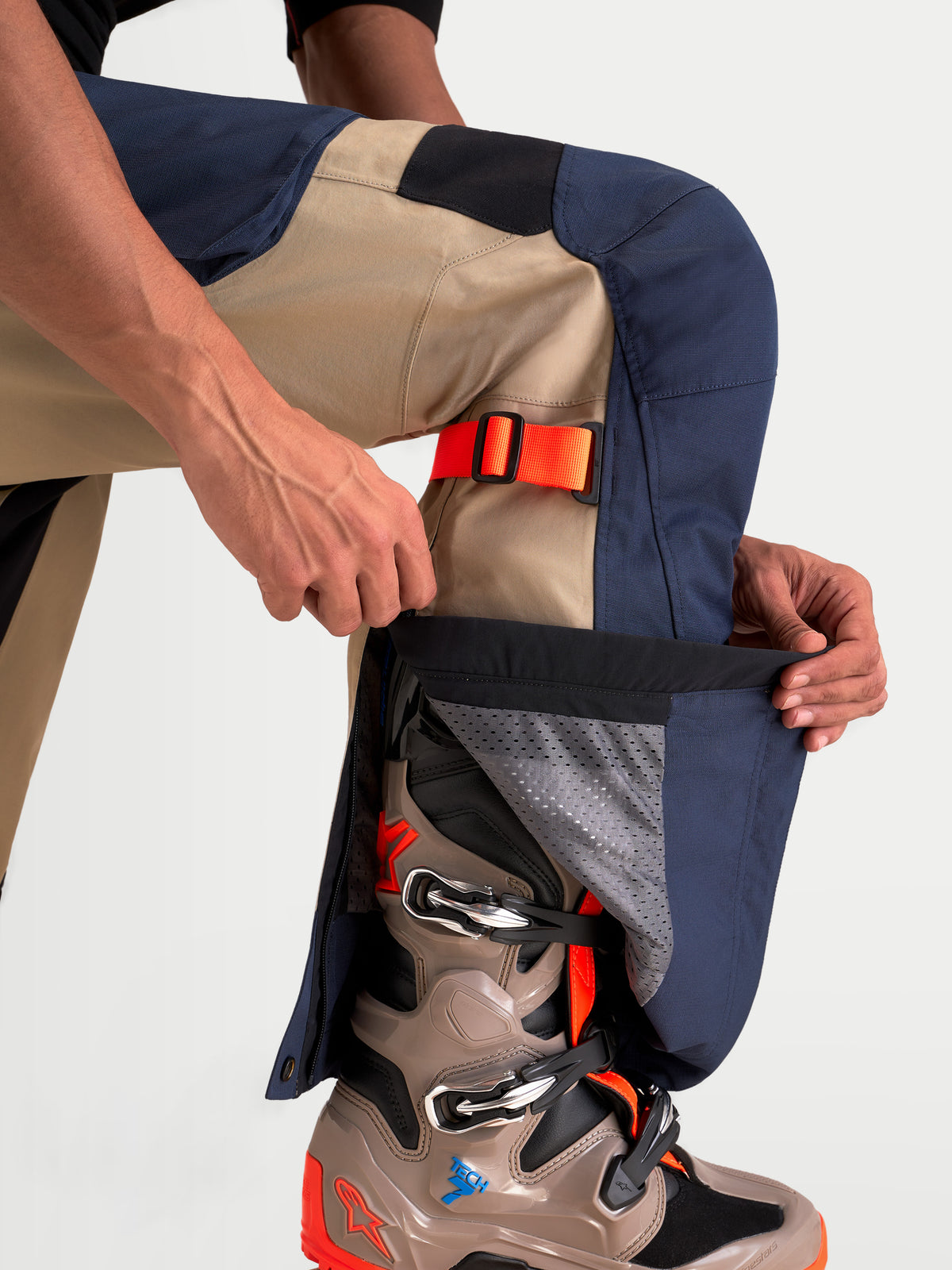 Alpinestars Arenis Gore-Tex spodnie motocyklowe adventure męskie, granatowe i aluminiowe, zbliżenie na model regulujący zamek dolnej nogawki nad butem adventure, wodoodporna konstrukcja tekstylna