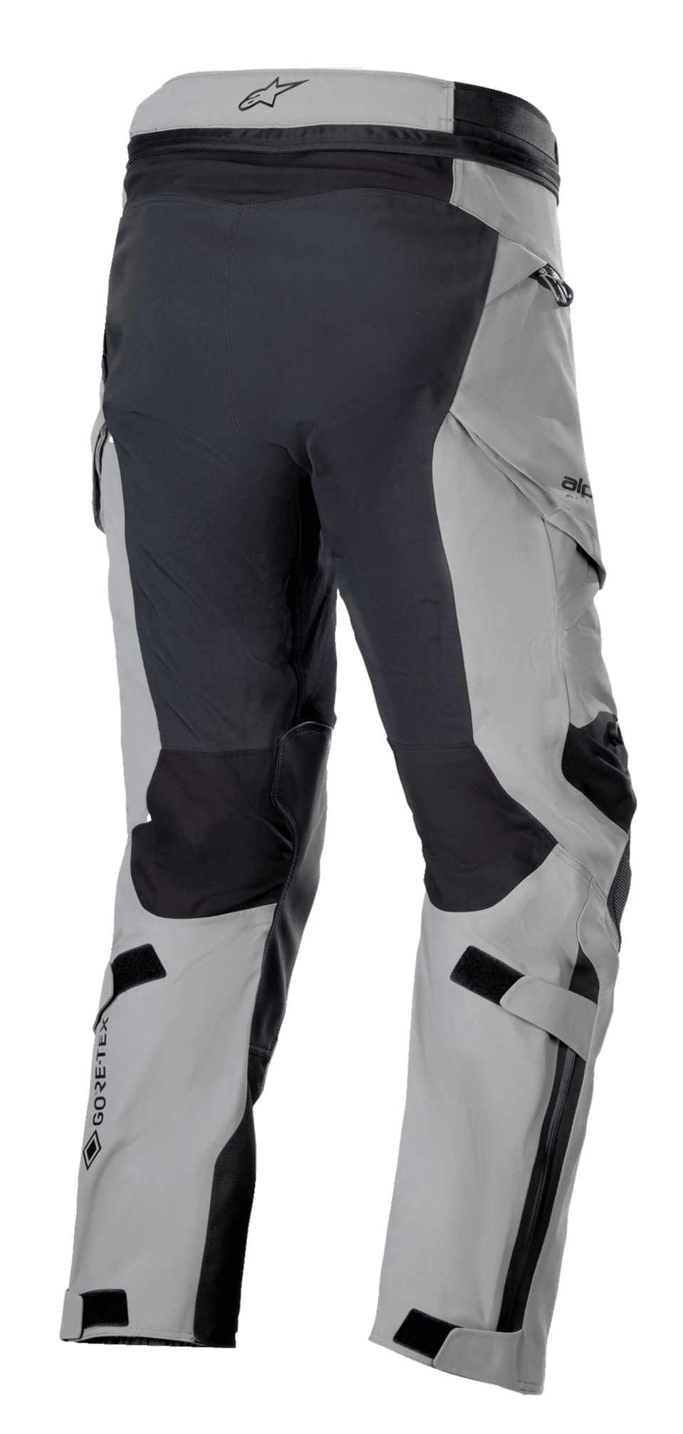 Alpinestars Boulder 3L GORE-TEX Pants, motocyklowe spodnie adventure, ciemnoszare i czarne, widok z tyłu pod kątem trzech czwartych pokazujący wzmocnione siedzenie i wewnętrzne części nogawek, jasnoszare panele, logo GORE-TEX na łydce oraz ergonomiczne kieszenie cargo.