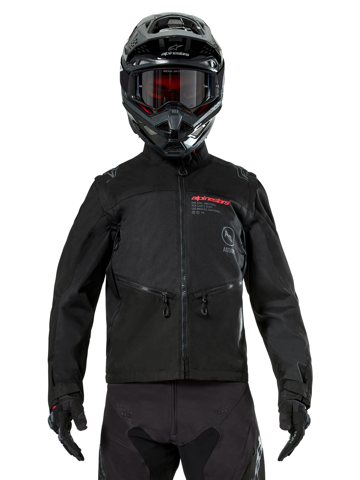 Kurtka Alpinestars Pro-Dura, czarna kurtka motocyklowa off-road, widok z przodu, noszona przez motocyklistę w czarnym kasku i goglach, czerwone logo Alpinestars, zapinane na zamek kieszenie na klatce piersiowej, wytrzymała konstrukcja tekstylna do jazdy enduro.