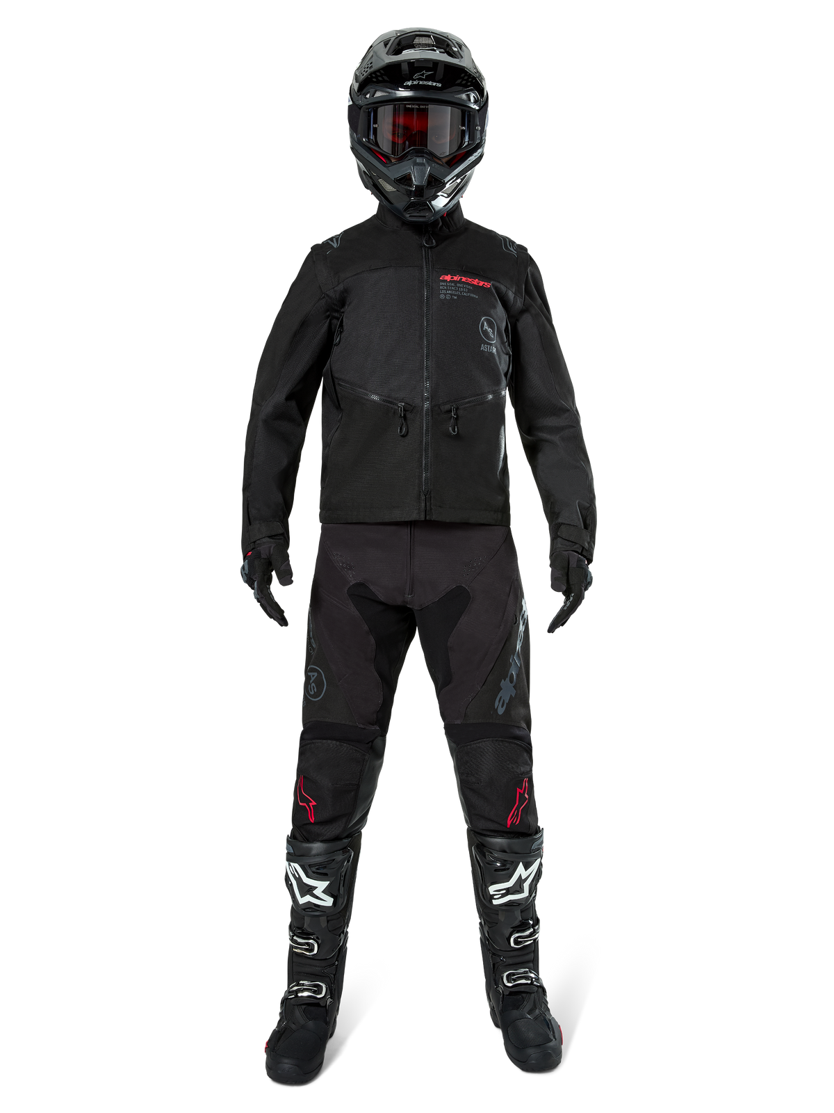 Kurtka Alpinestars Pro-Dura, czarna kurtka enduro off-road, pokazana na modelu z pełnym zestawem odzieży, w tym czarny kask z czerwonymi goglami, czarne spodnie z czerwonymi akcentami, czarno-białe buty i czarne rękawice, wytrzymała konstrukcja inspirowana rajdami do jazdy terenowej