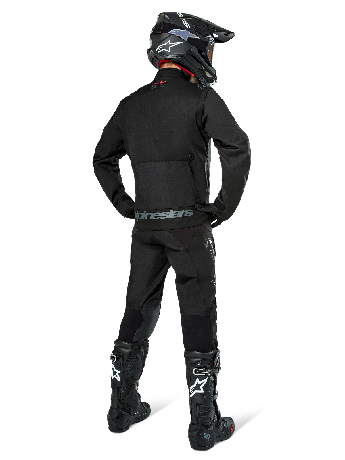 Alpinestars Pro-Dura Jacket, czarna kurtka off-road enduro, widok z tyłu w zestawie z pasującymi spodniami i czarnymi butami Tech 10, wyraźne logo Alpinestars na dole pleców, wytrzymała konstrukcja tekstylna do agresywnej jazdy po szlakach